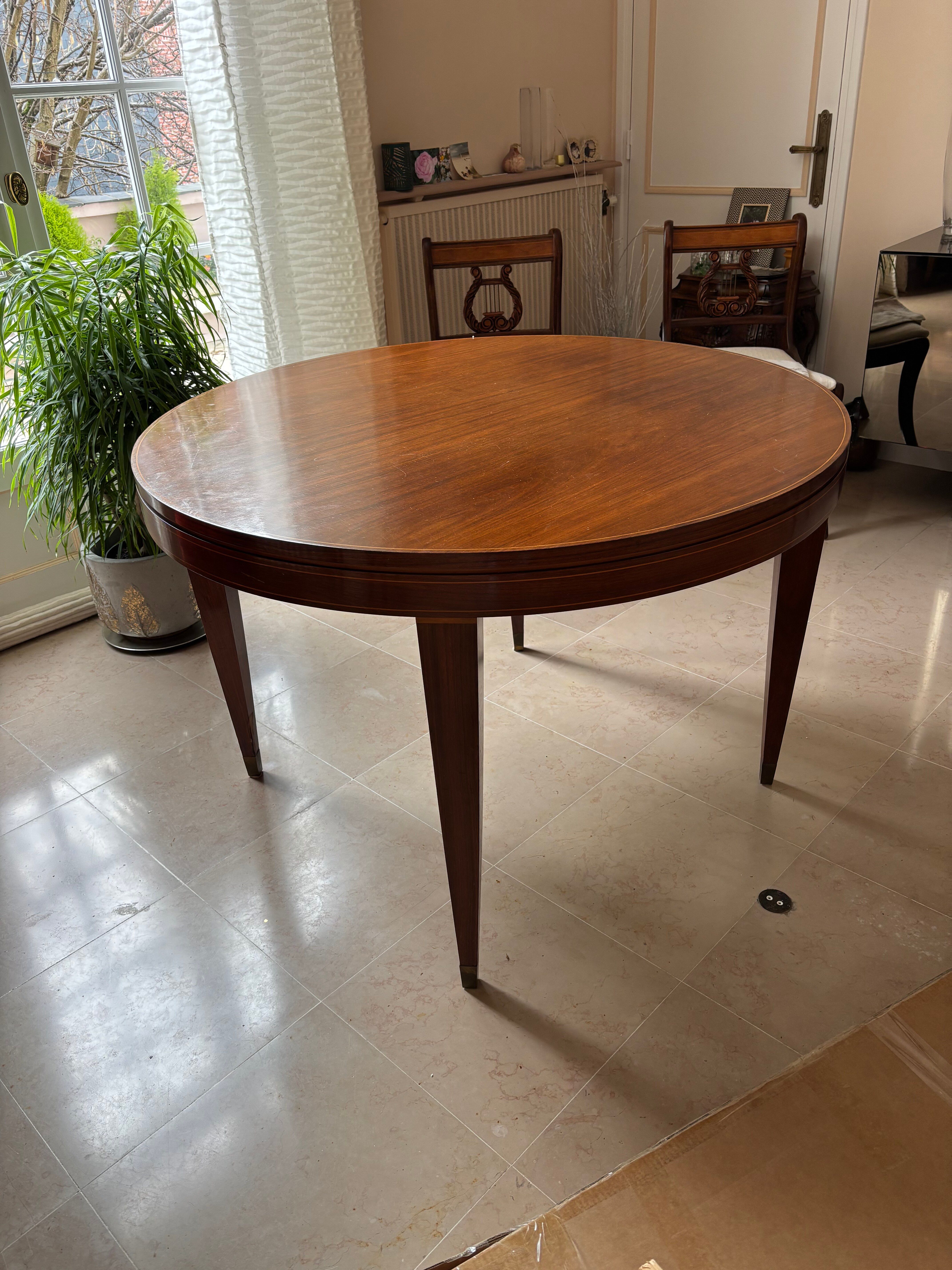Impeccable 1950s round table in mahogany.