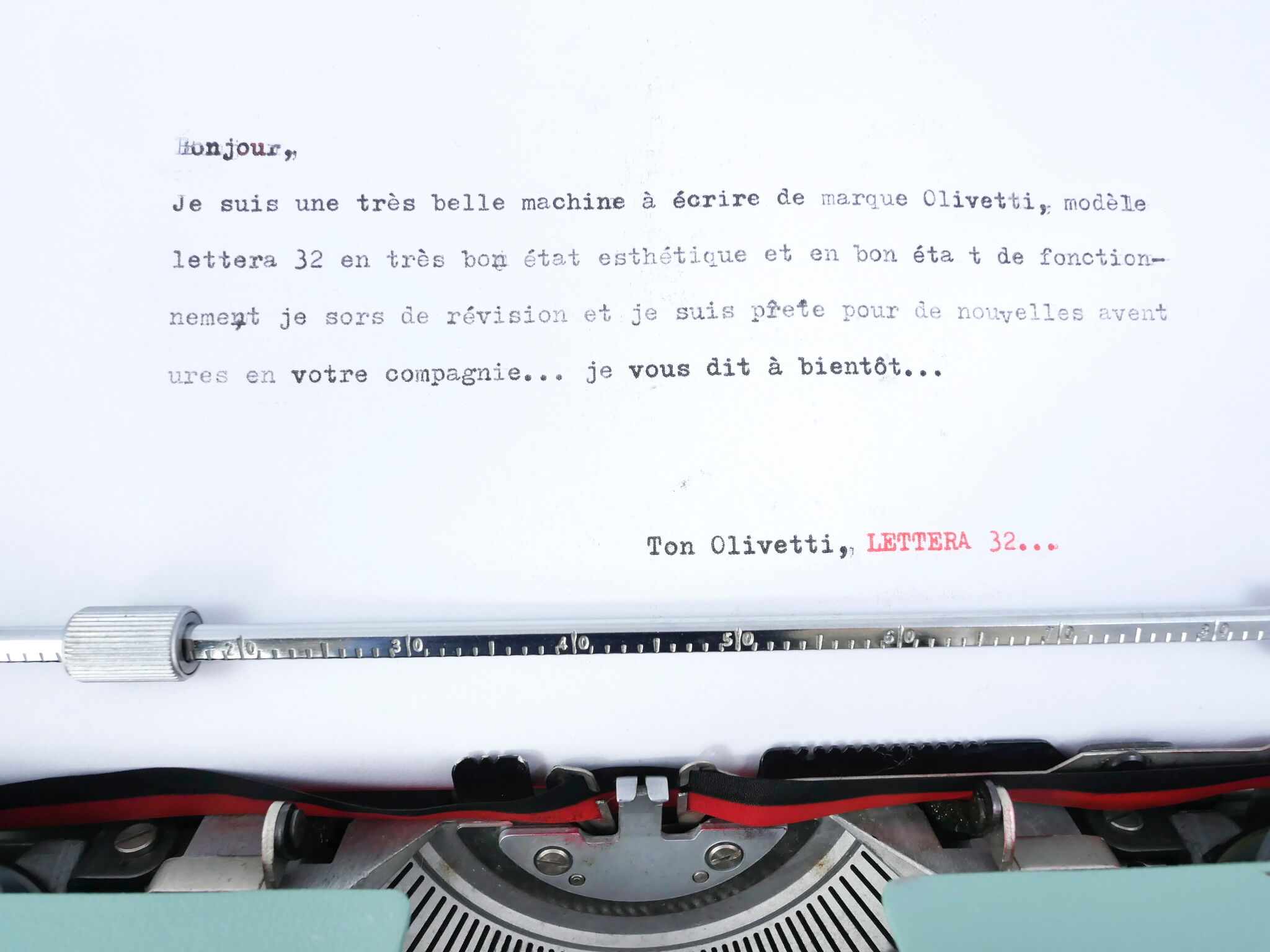 Machine à écrire olivetti lettera 32