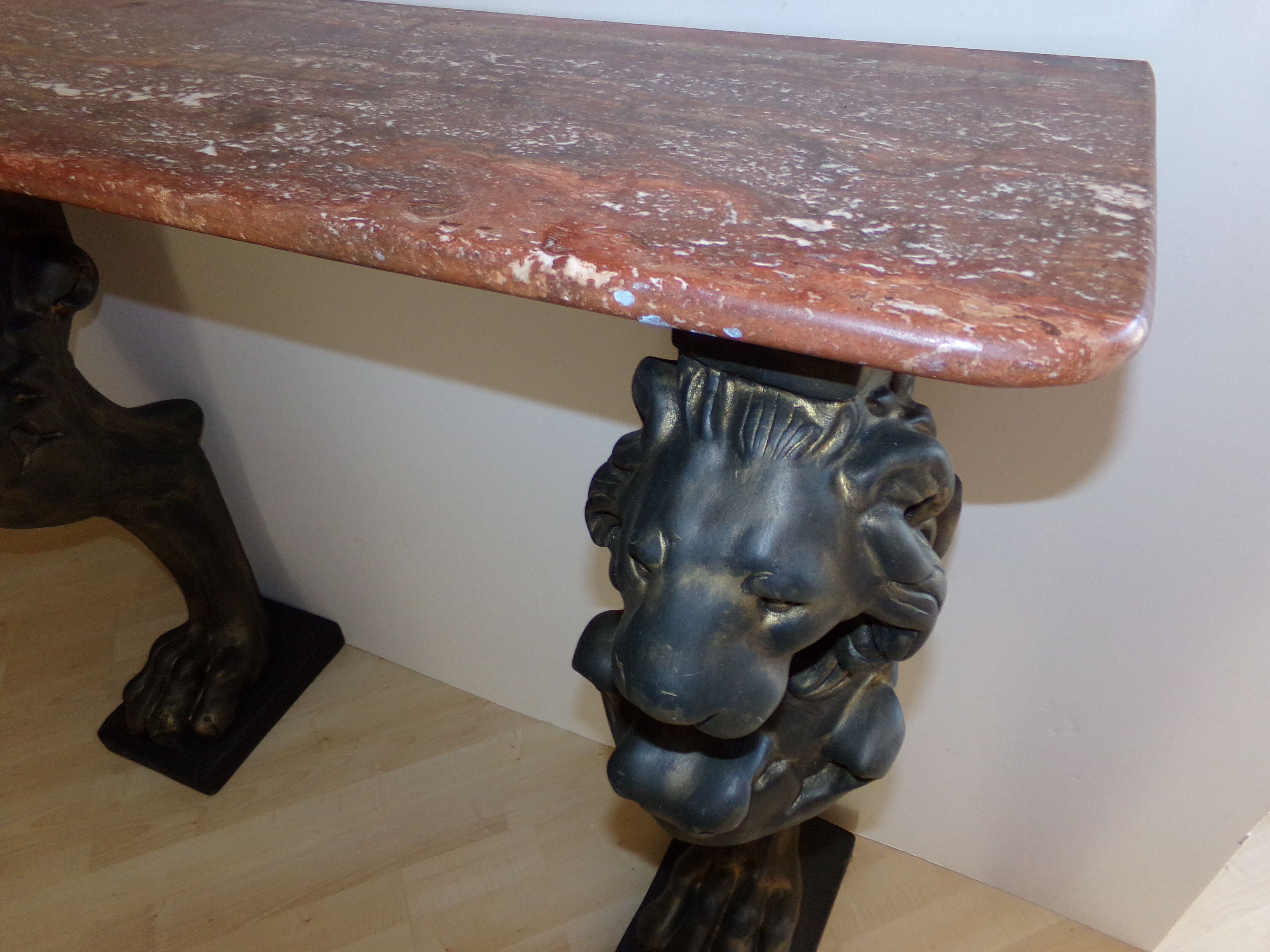 Console en marbre sur pieds lions