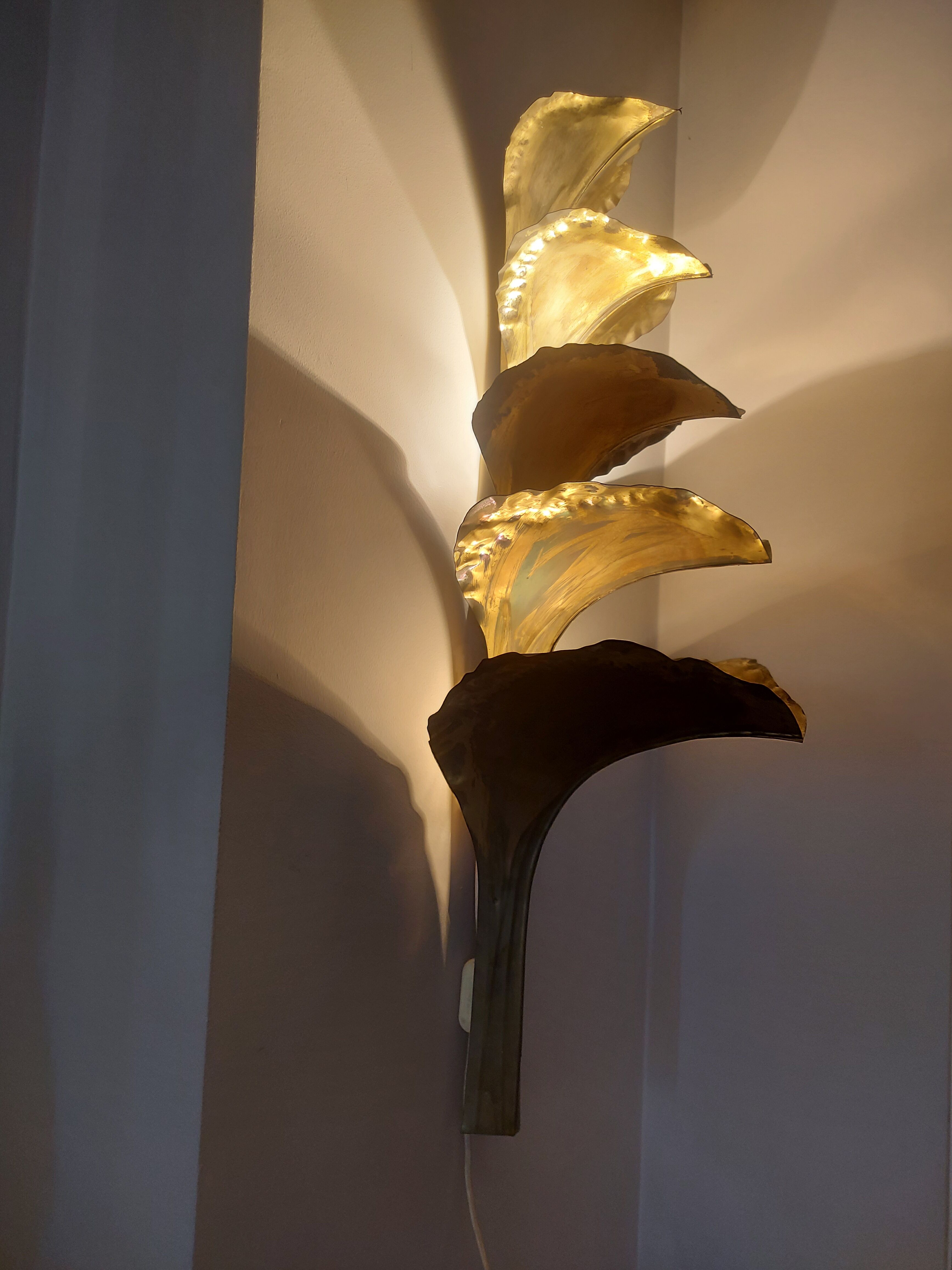 Wall lamp design in gilded metal, leaf décor