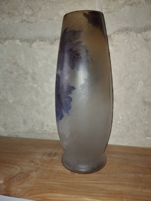Vase Art nouveau en verre gravé à l’acide, décor vigne, signé Prios