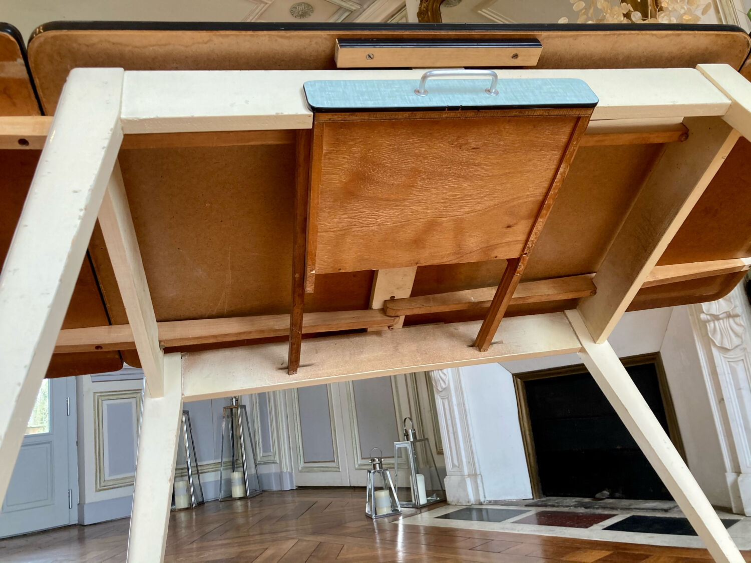 Water-green extendable Formica table