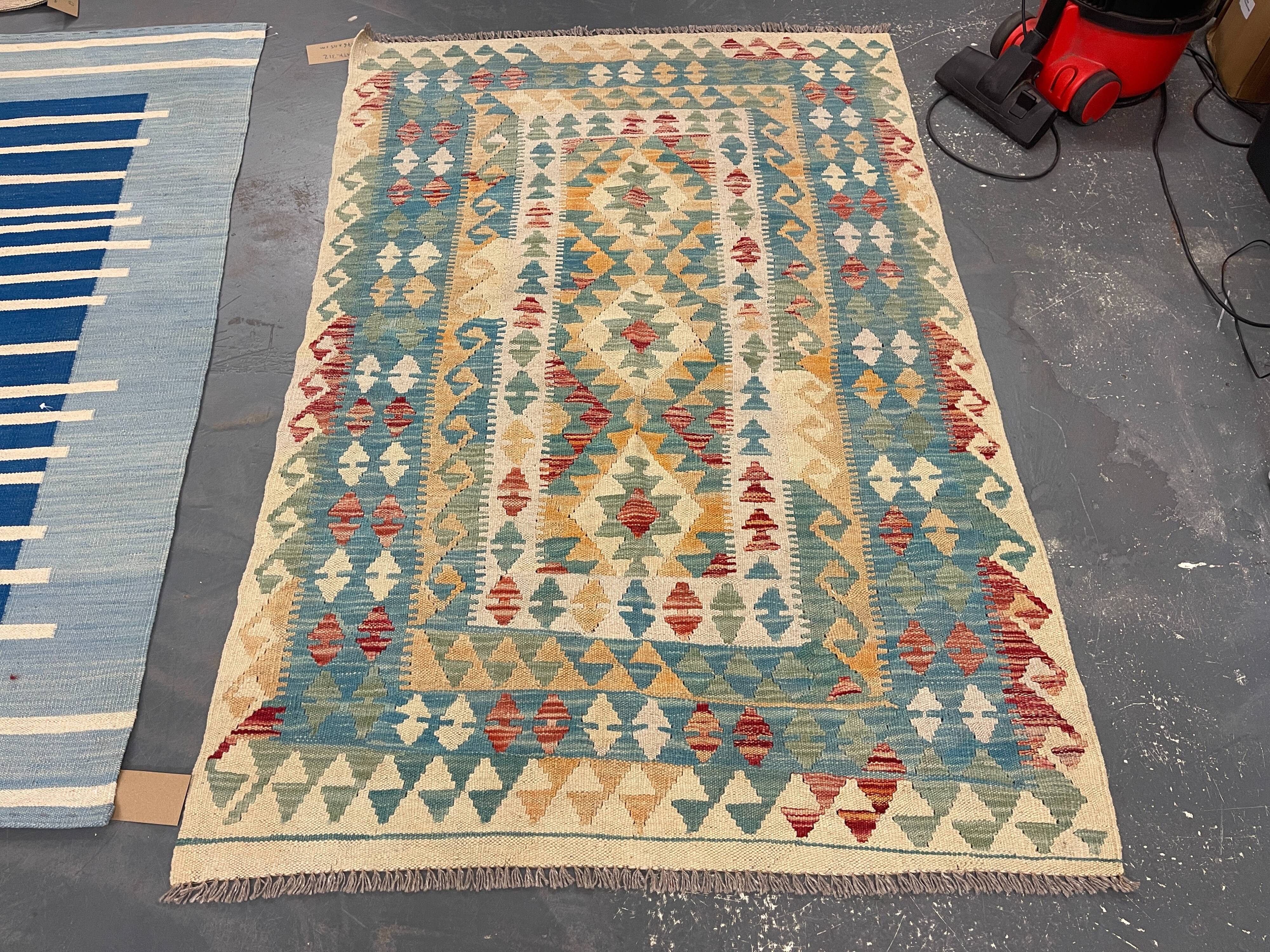 Tapis kilim en laine fait main à décor géométrique