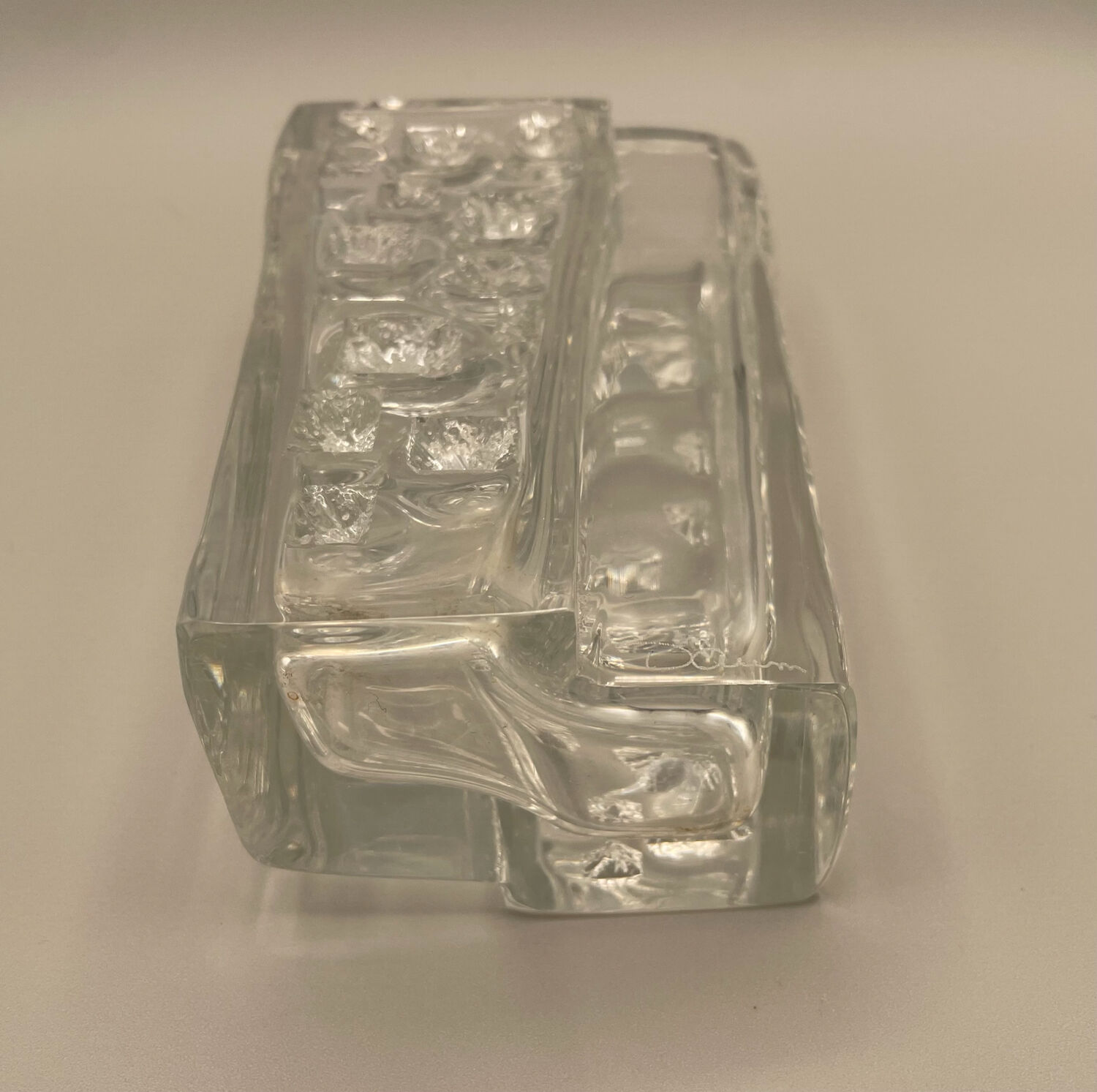 Vase en cristal épais Daum. Décor sculpté forme moderniste. 1960 - 70