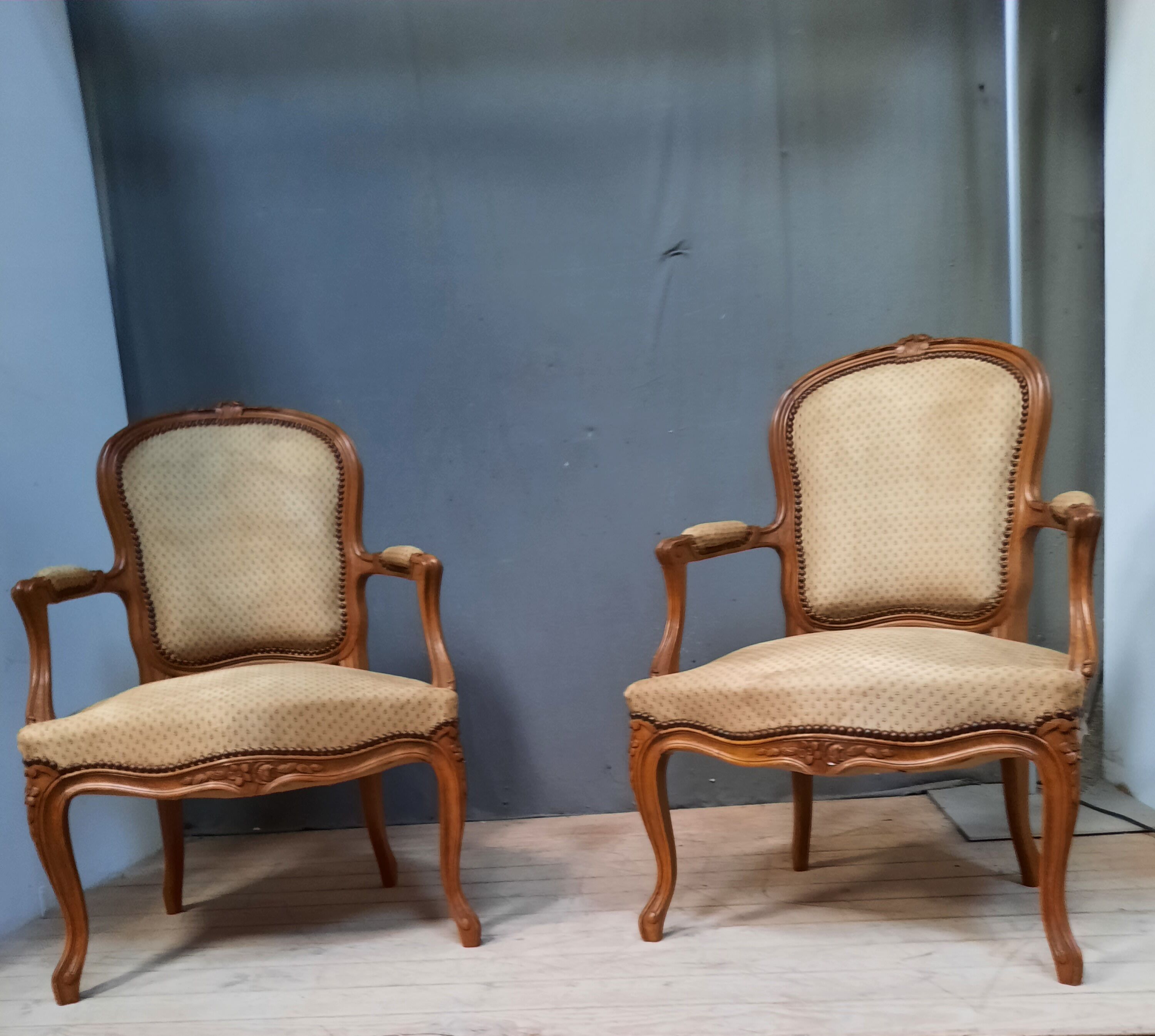 Paire de fauteuils de style Louis XV