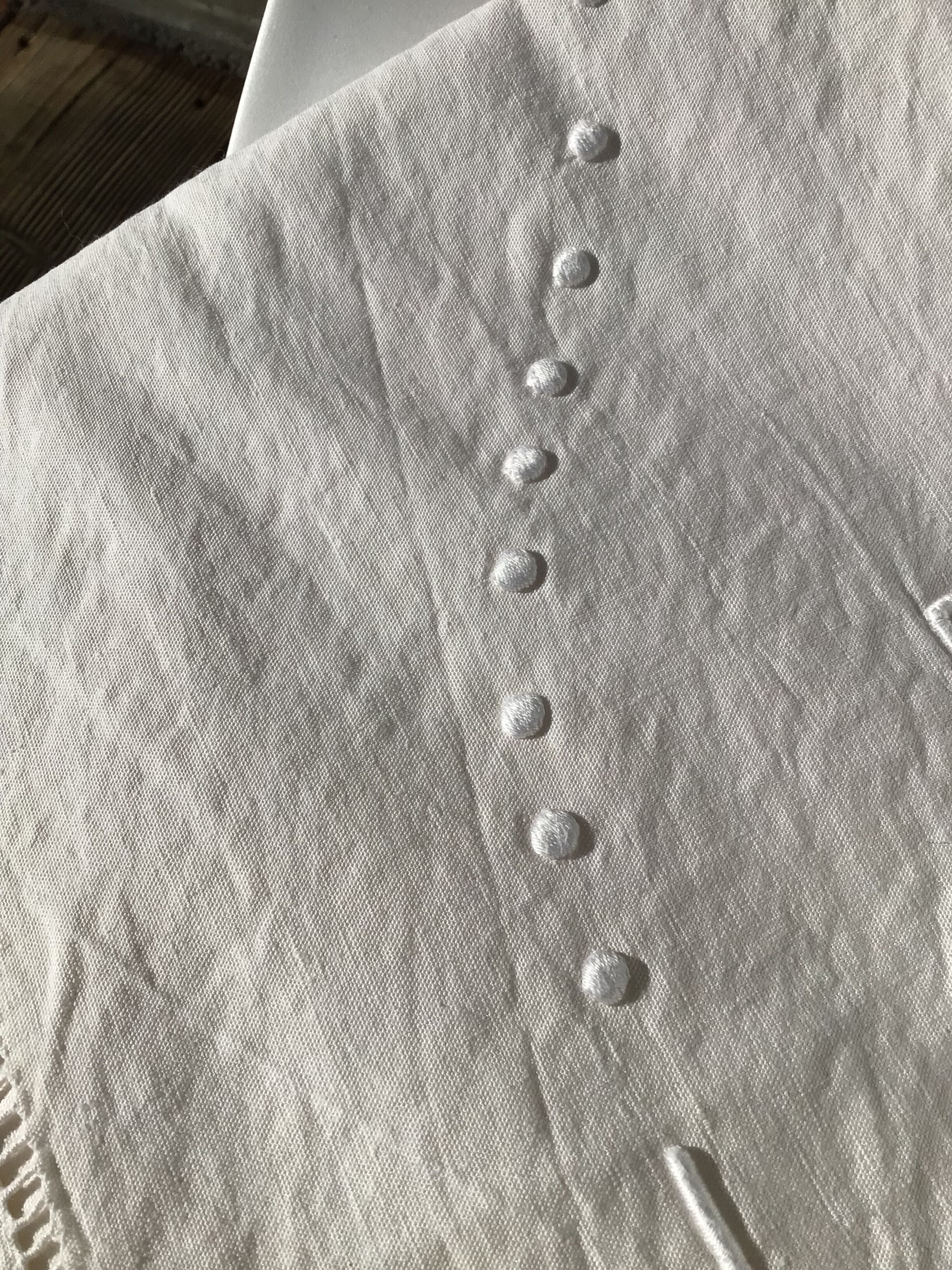 2-seater sheet embroidered FH and mestizo cream tablets