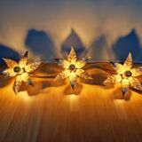 Large floral wall light in brass and gilded metal, Willy Daro, 1970.