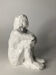 Sculpture assise blanche en céramique