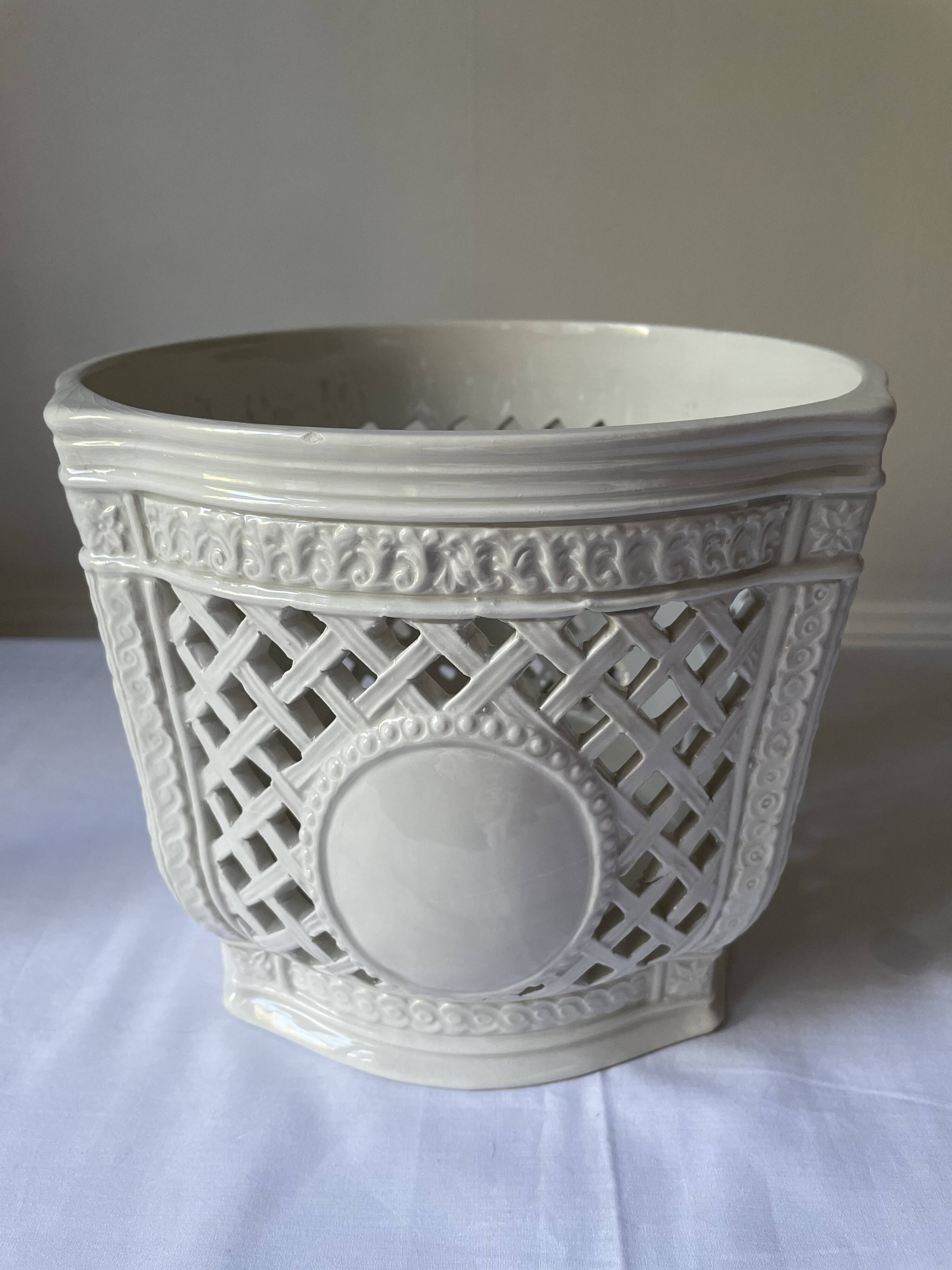 Reticulated pot cover in Italian porcelain