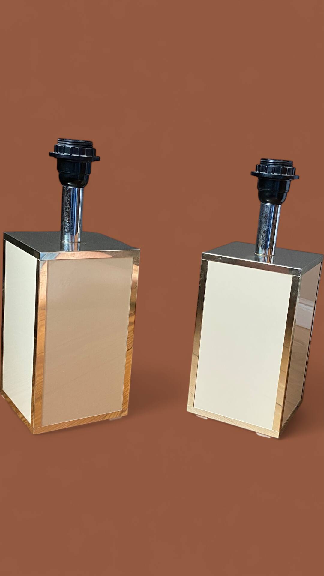 Pair of lamp bases in gilt metal and cream lacquer, Hollywood Regency style, 1970
