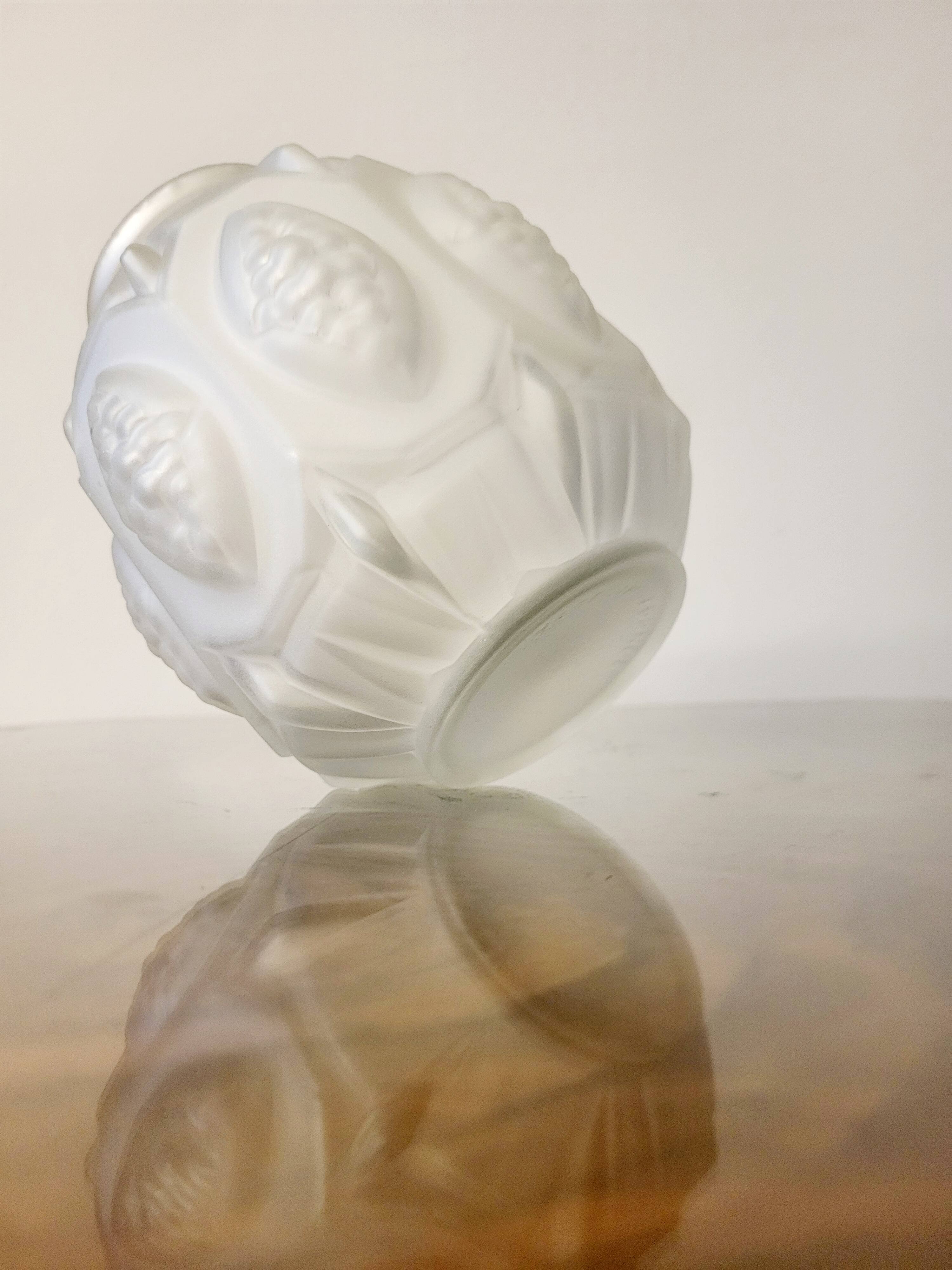 Vase Art déco en verre pressé dépoli avec décor floral, probablement des années 40