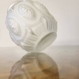 Vase Art déco en verre pressé dépoli avec décor floral, probablement des années 40