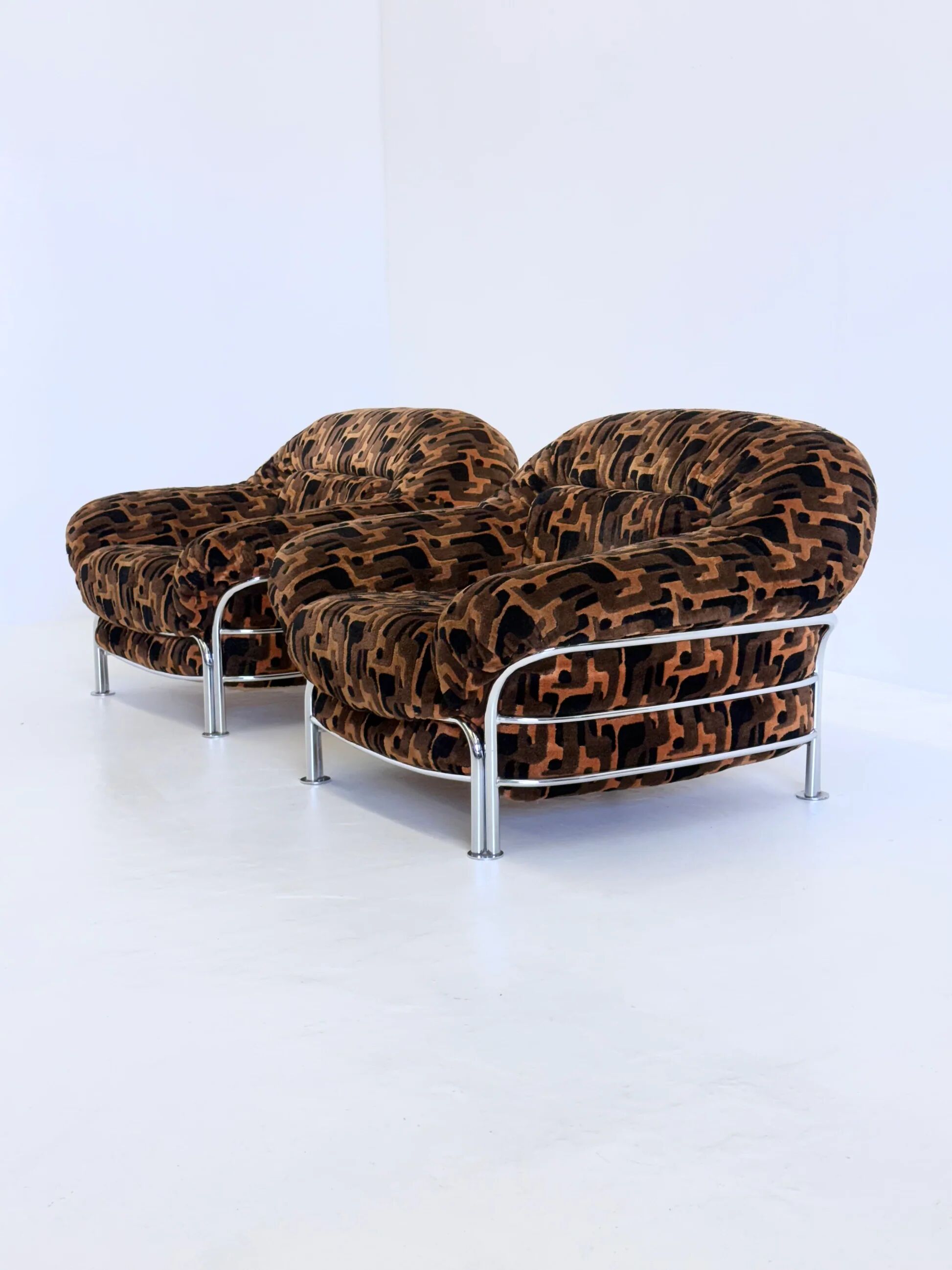 Vintage Italian lounge chairs with tubular frame