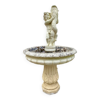 Fontaine de jardin ancienne en pierre avec statue enfant