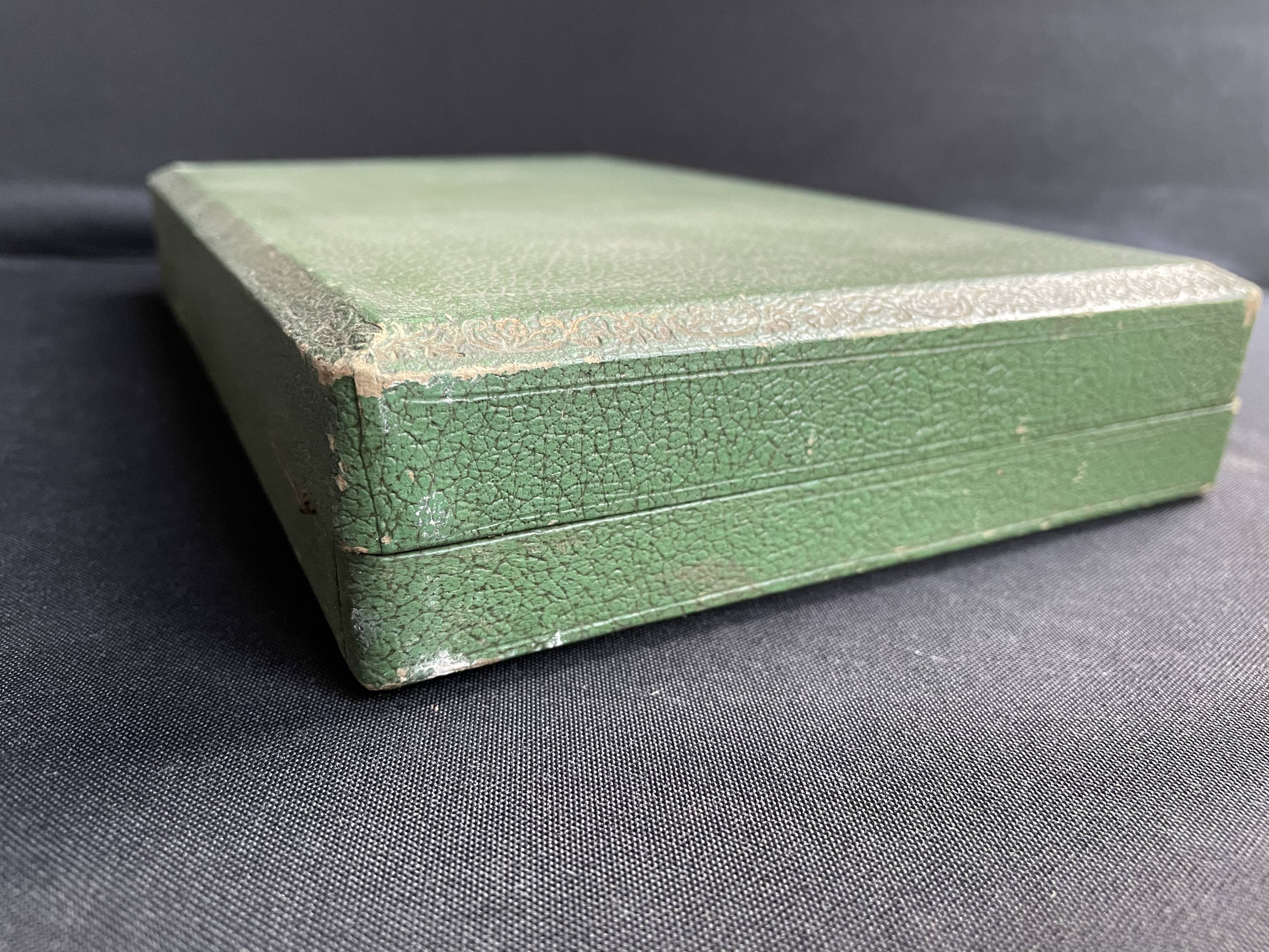 Covered strawberry service box