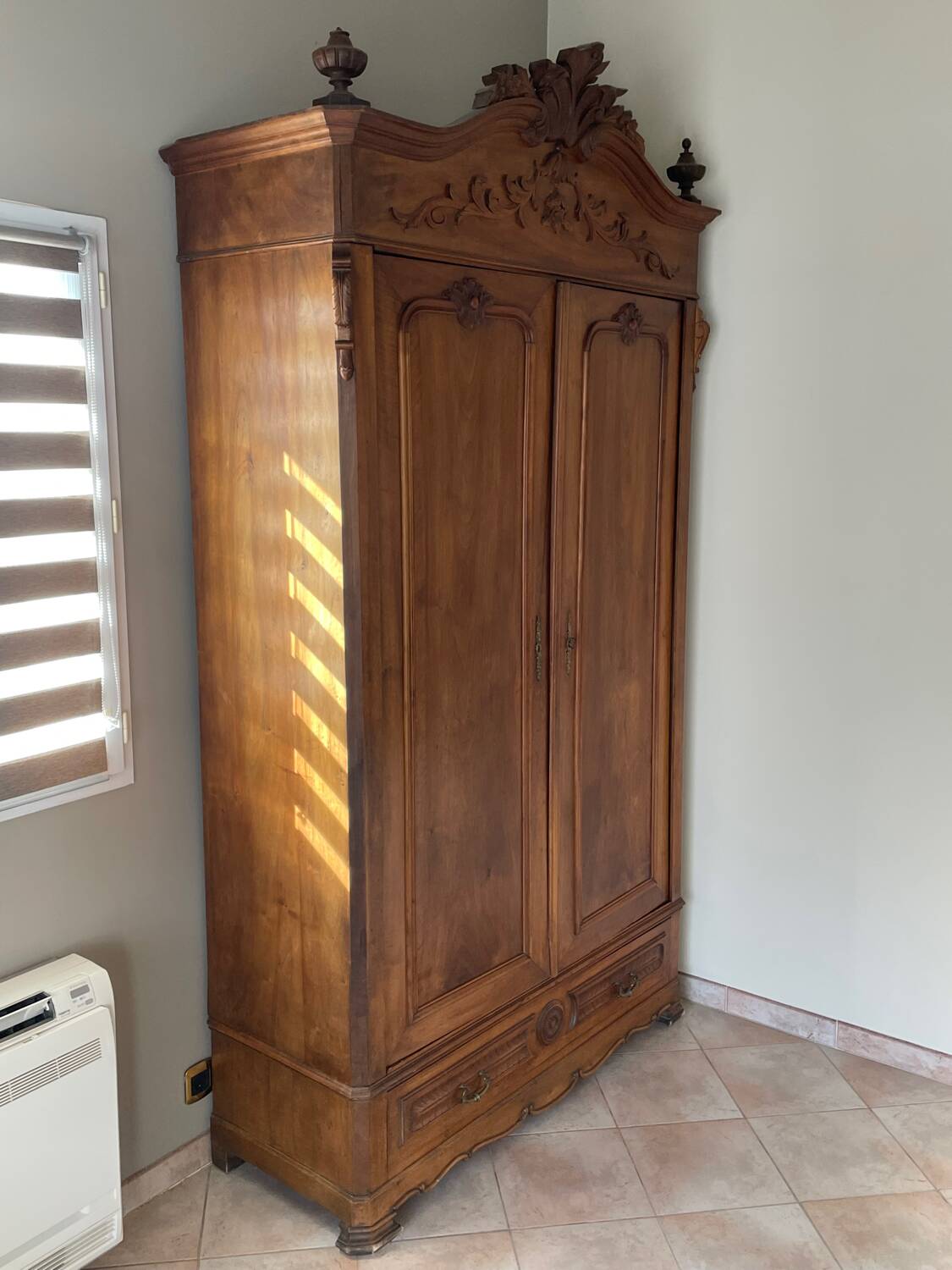 Large solid wood wardrobe from the 1900s-1920s