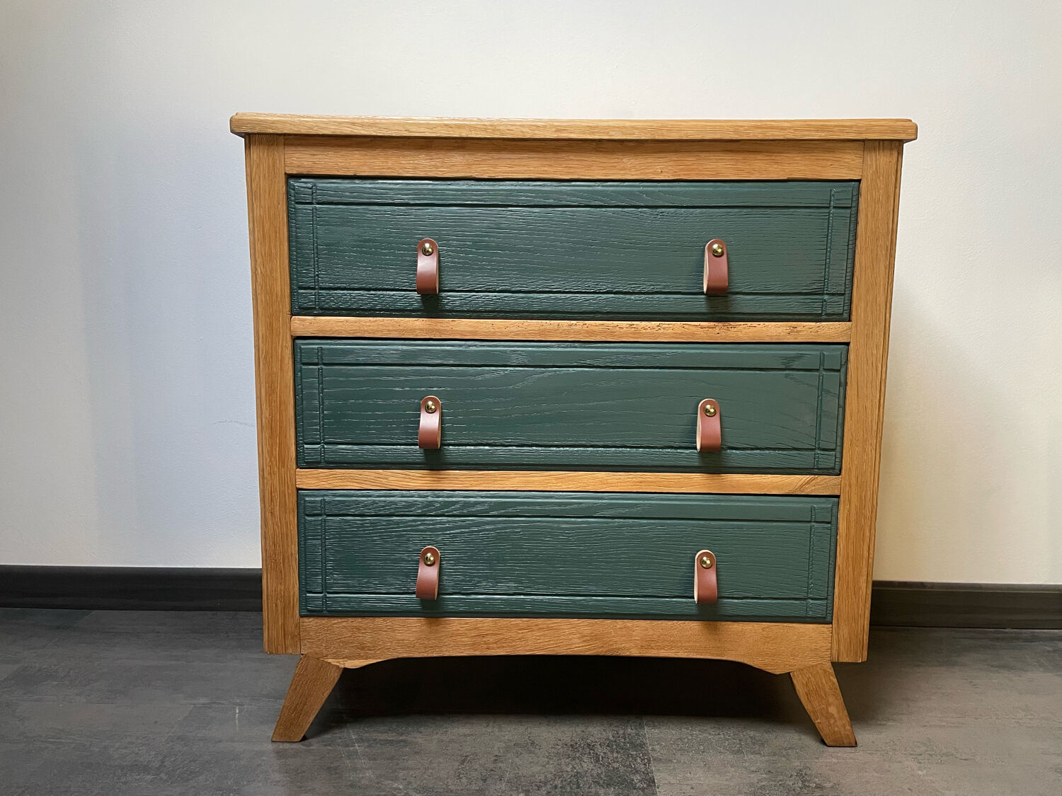 Chest of drawers in chene