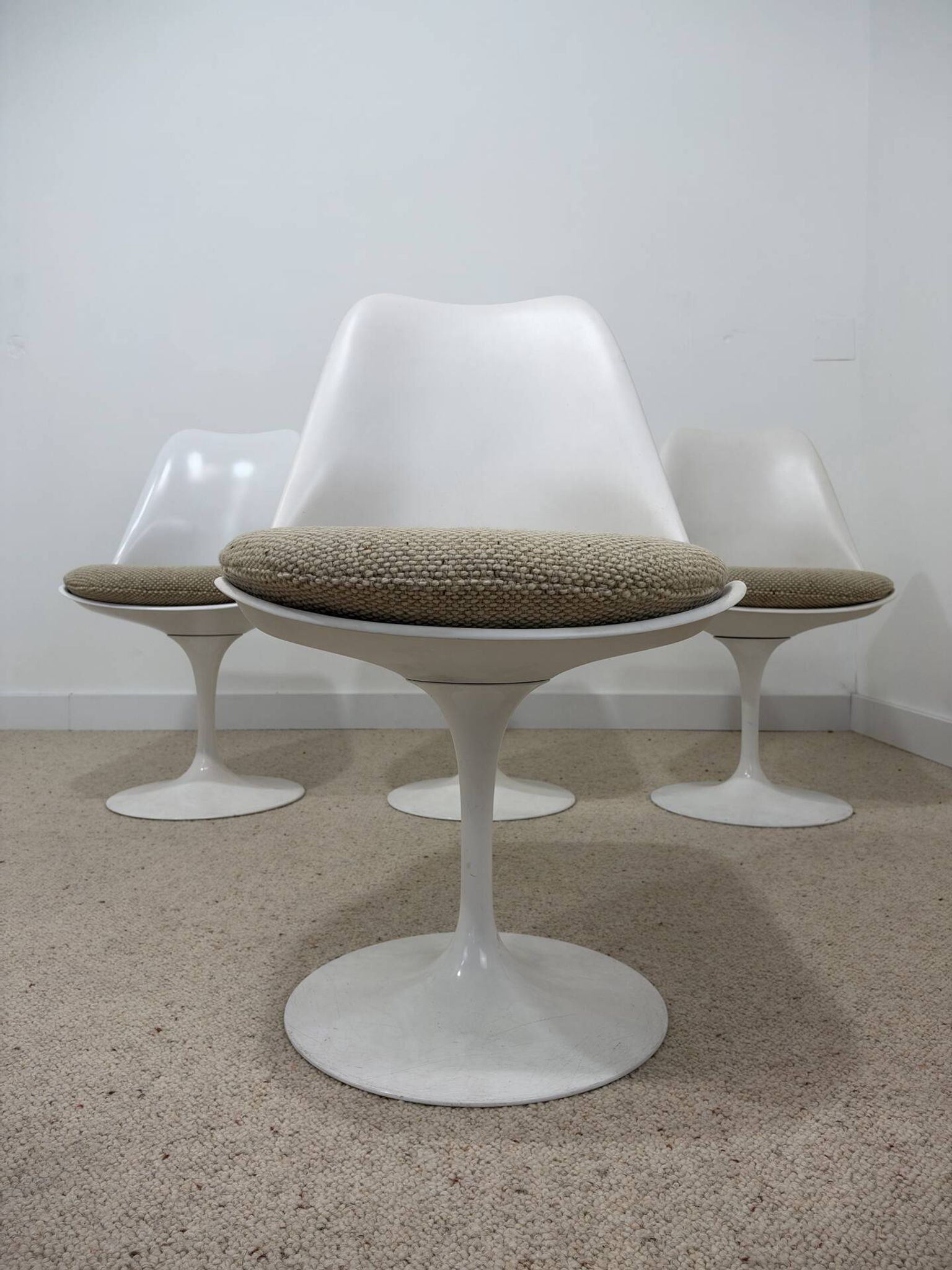 Tulip table – Knoll International in marble and 4 chairs – Ee