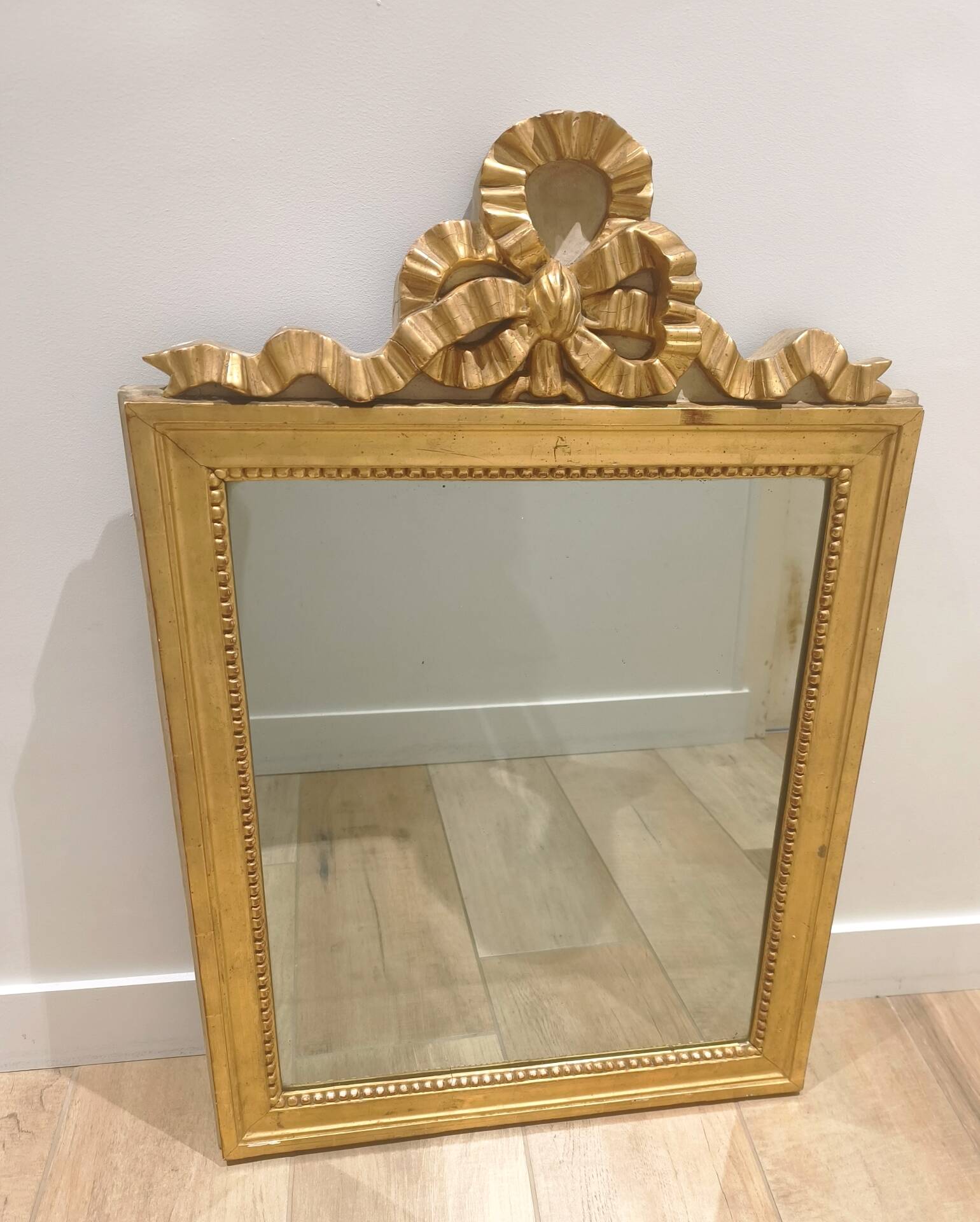 Miroir à fronton de style Louis XVI - Noeud de ruban - Fin XIXe