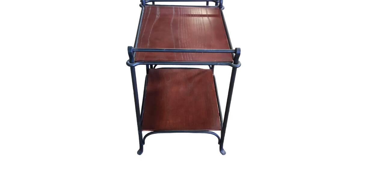 Paire de tables de chevet en fer forgé et bois