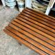 Table basse, banc en bois foncé lamellé