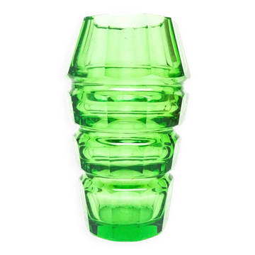Vase Art Déco, cristal vert, conçu par J. Hoffmann, Tchécoslovaquie, années 1930.