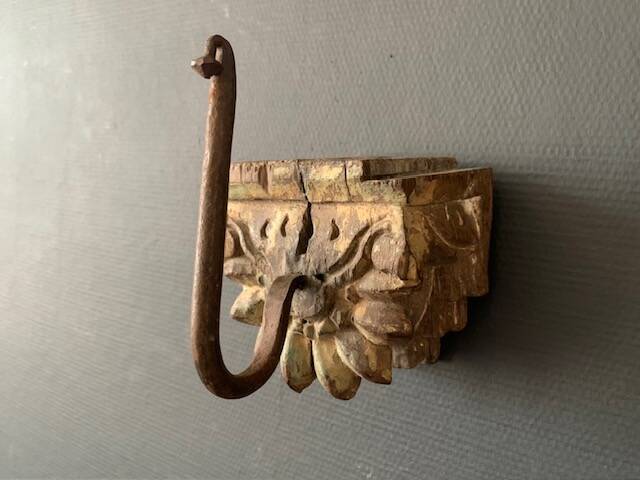 Wall hook in hand-carved wood and iron, antique, India, 1920