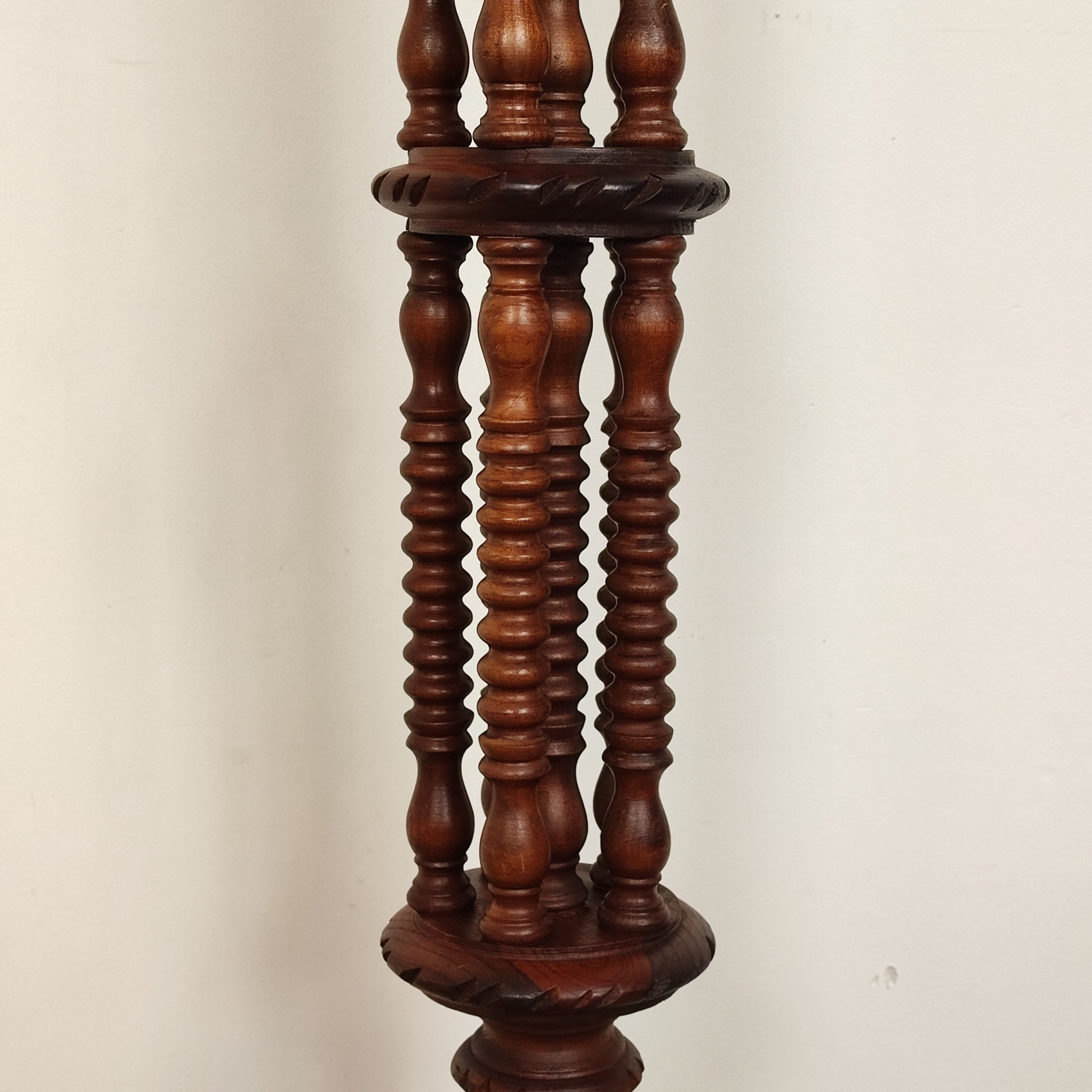 Lampadaire en bois tourné vintage