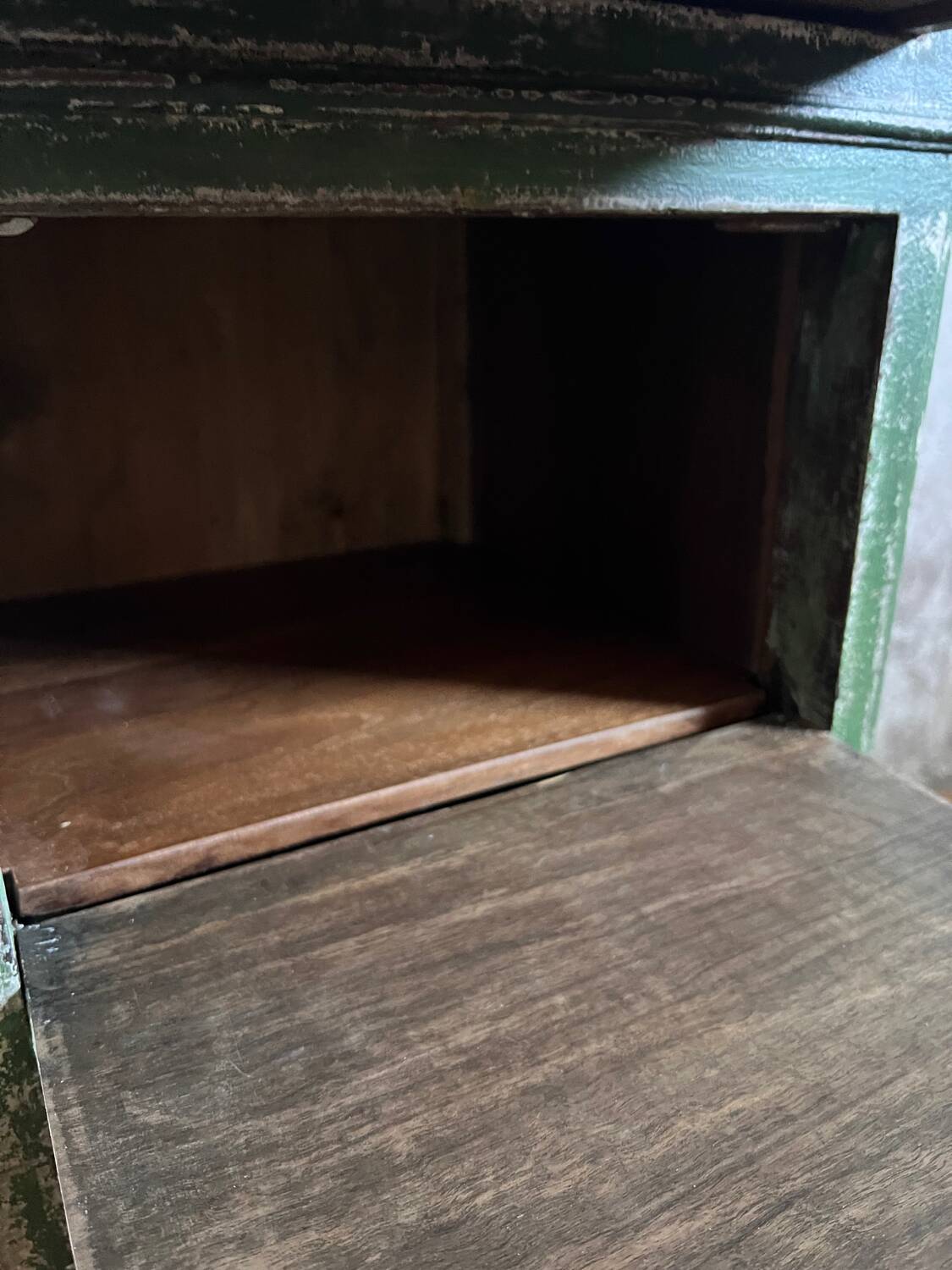 Chiffonnier ancien en bois patiné vert