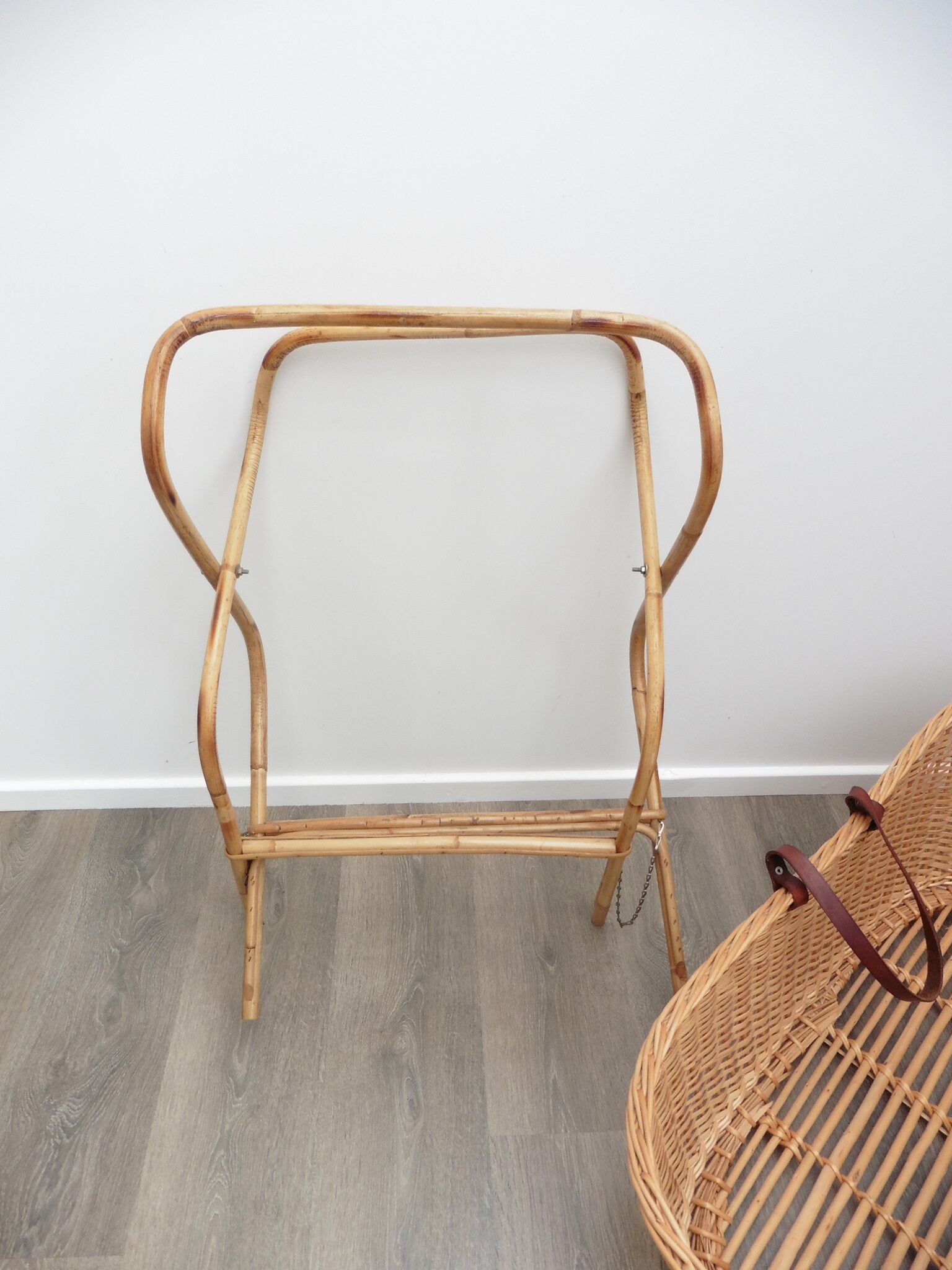 Basket Wicker on support