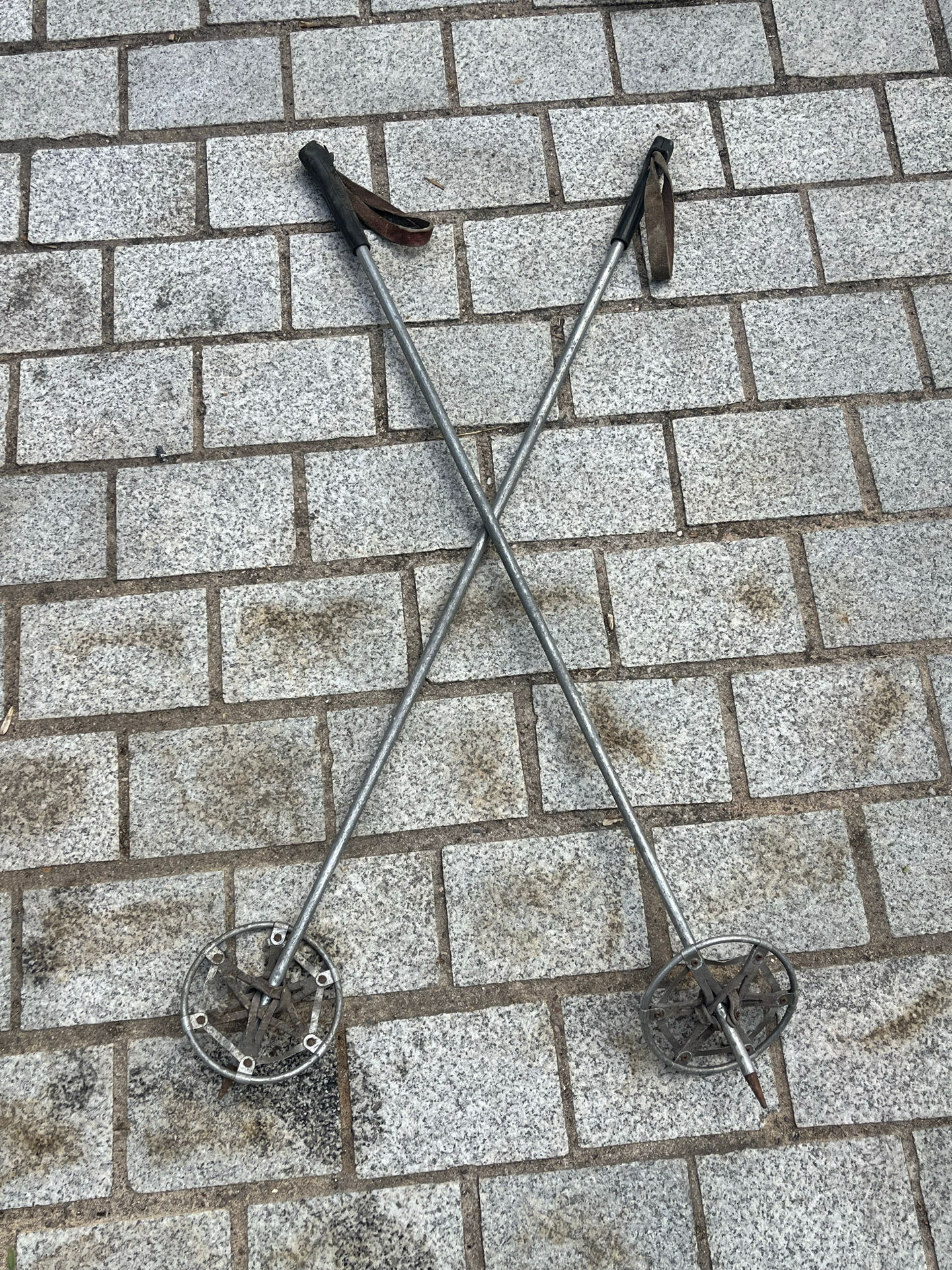 Paire de bâtons de ski anciens en métal L=122