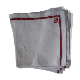 Set de 6 serviettes en lin blanc ourlèes main par un jour. Petit galon rouge.TB état.