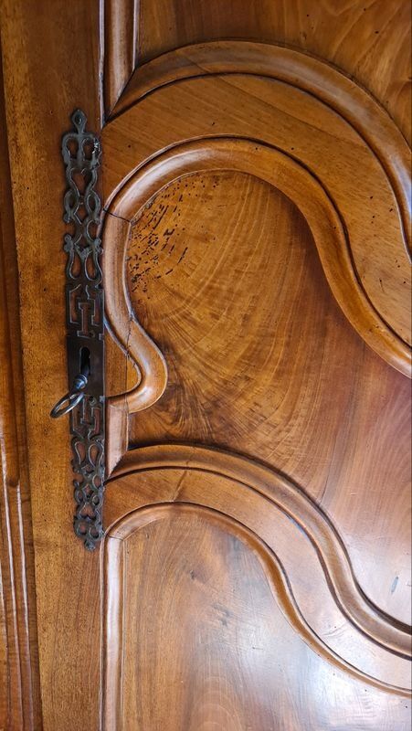 Armoire blessante ancienne restaurée