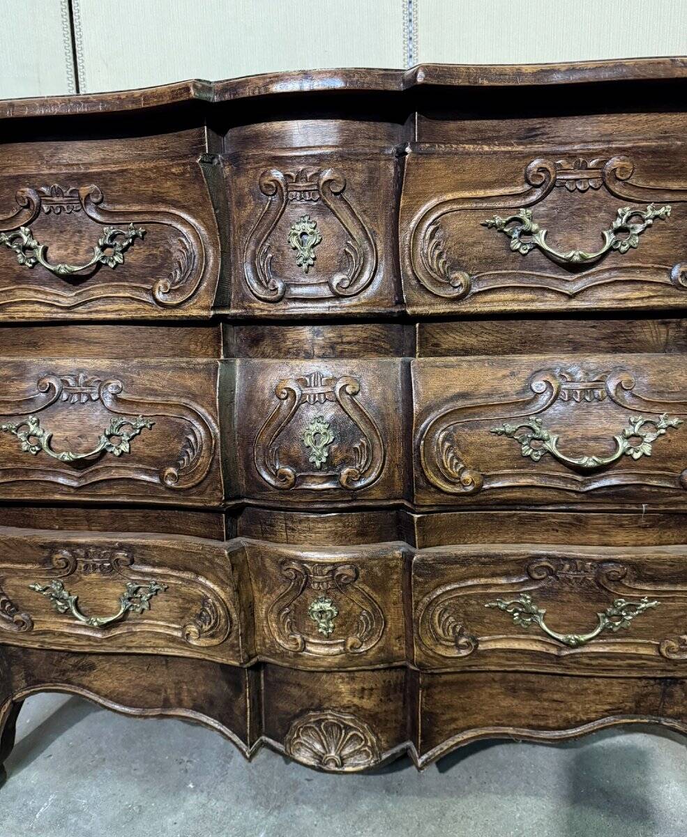 Curved tomb chest in the Provençal Louis XV style made of solid wood.