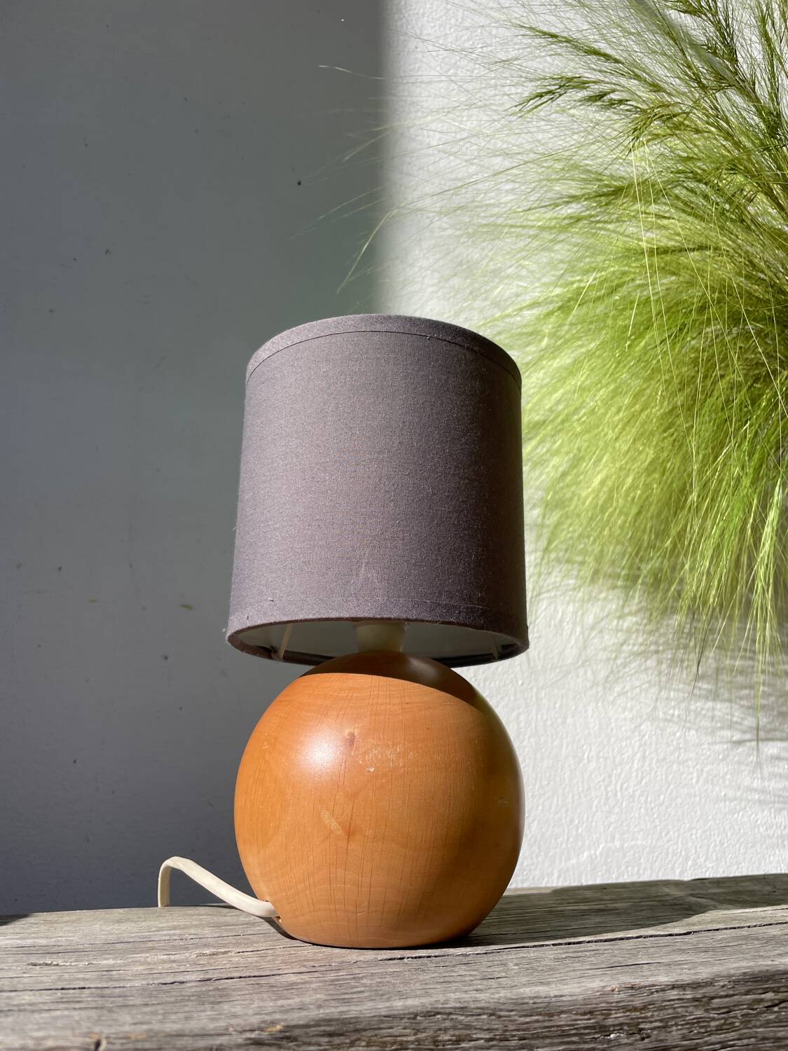Lampe boule en bois tourné 1989o