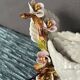 Sèvres, figurine de colombe sur une branche fleurie.