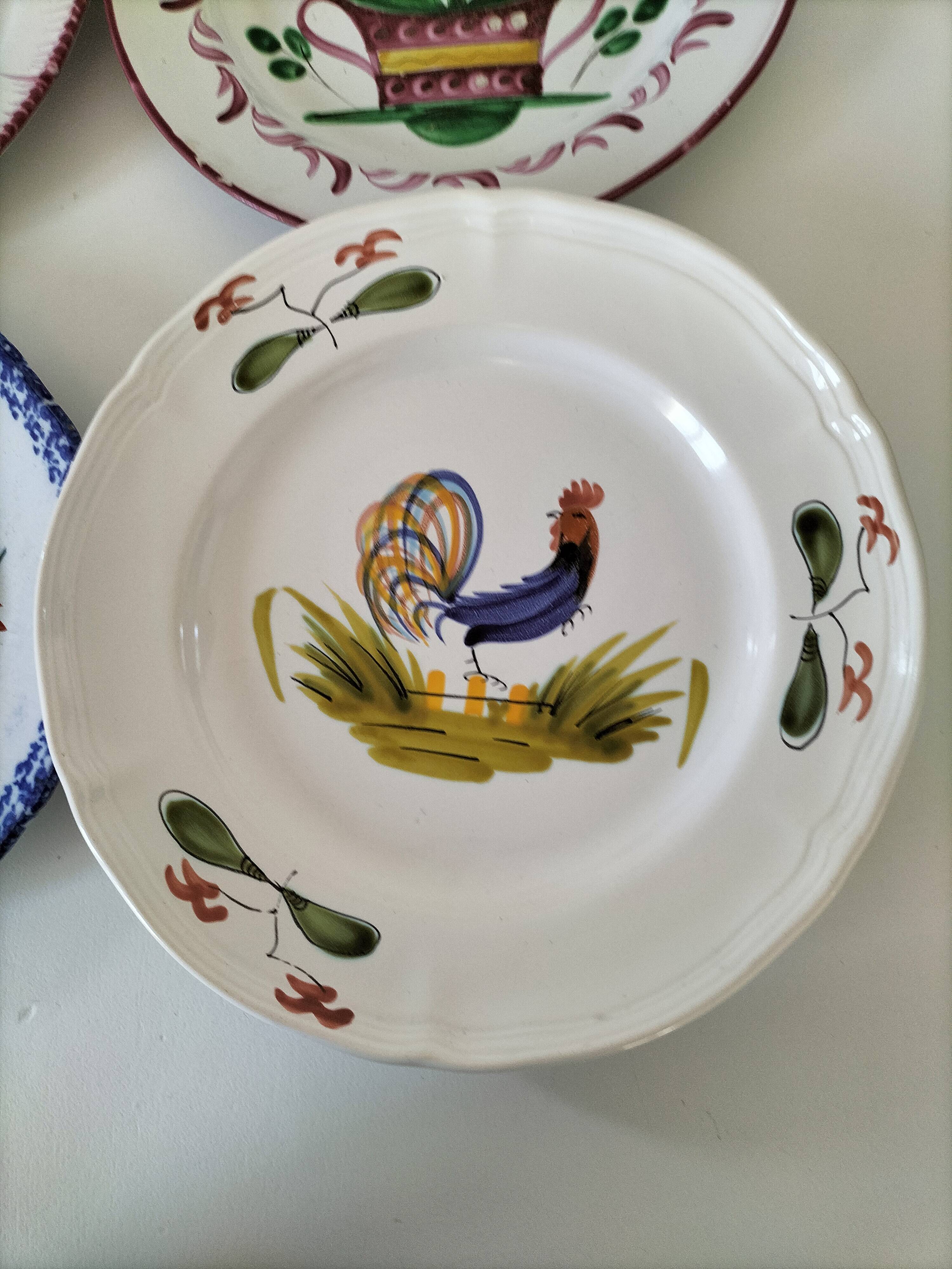 Rooster plates & baskets, earthenware in the spirit of a French bistro.