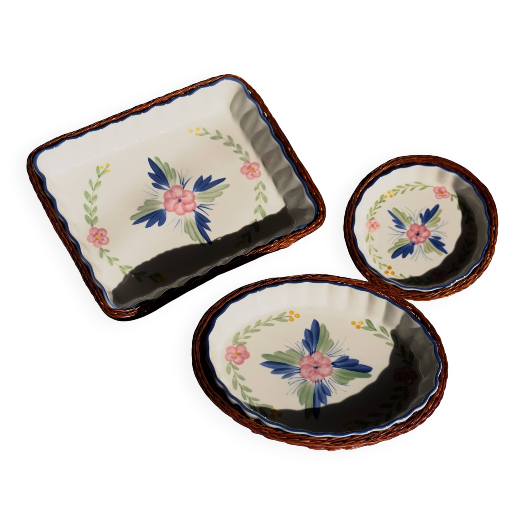 Set of 3 porcelain dishes with floral decorations, with wicker supports.
