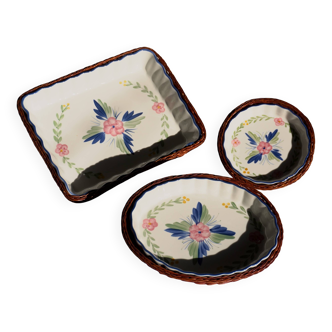 Set of 3 porcelain dishes with floral decorations, with wicker supports.
