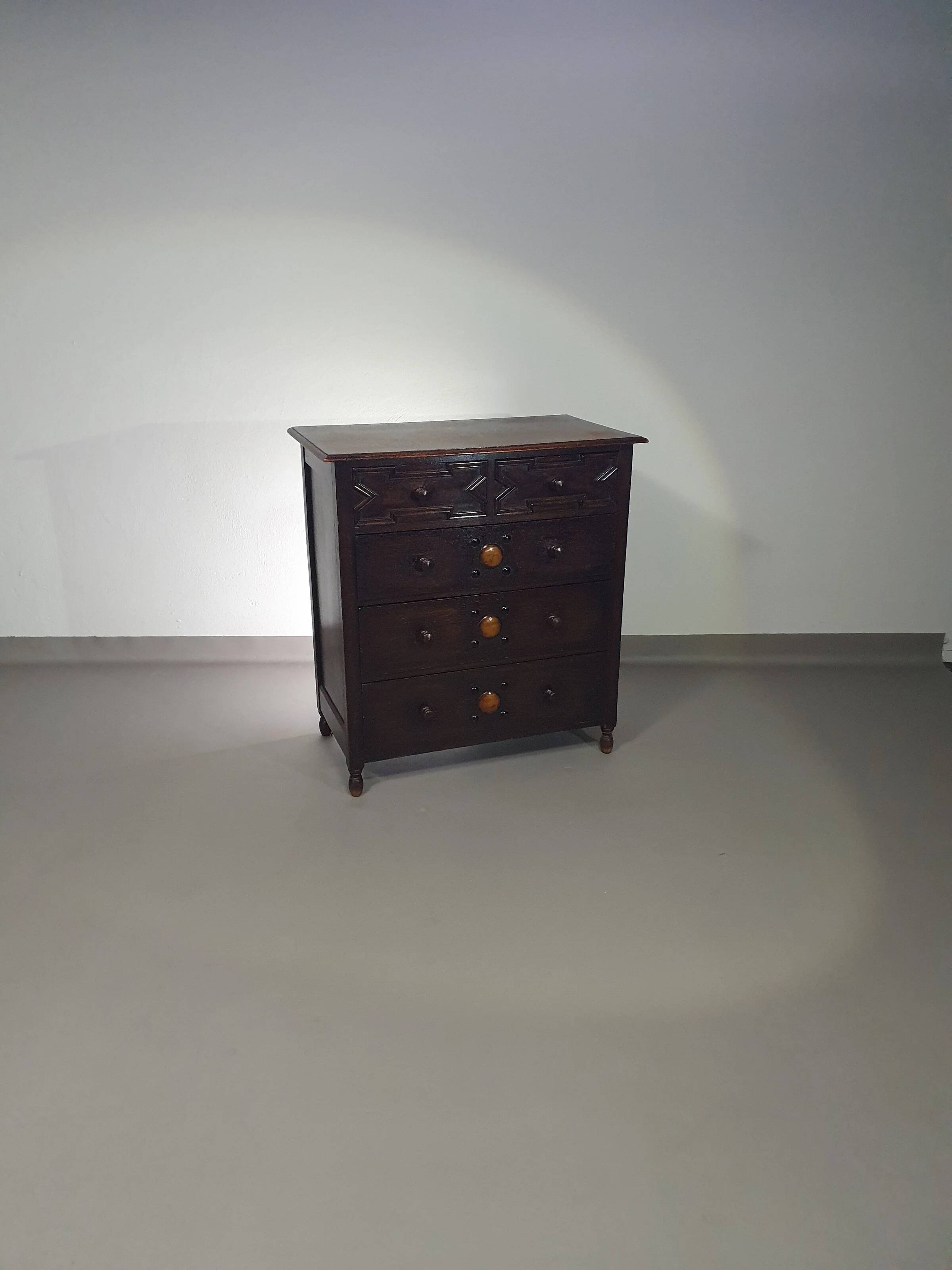 Particularly cool English chest of drawers. Dated (Charles 2 era). Made of solid oak with beautiful patina.