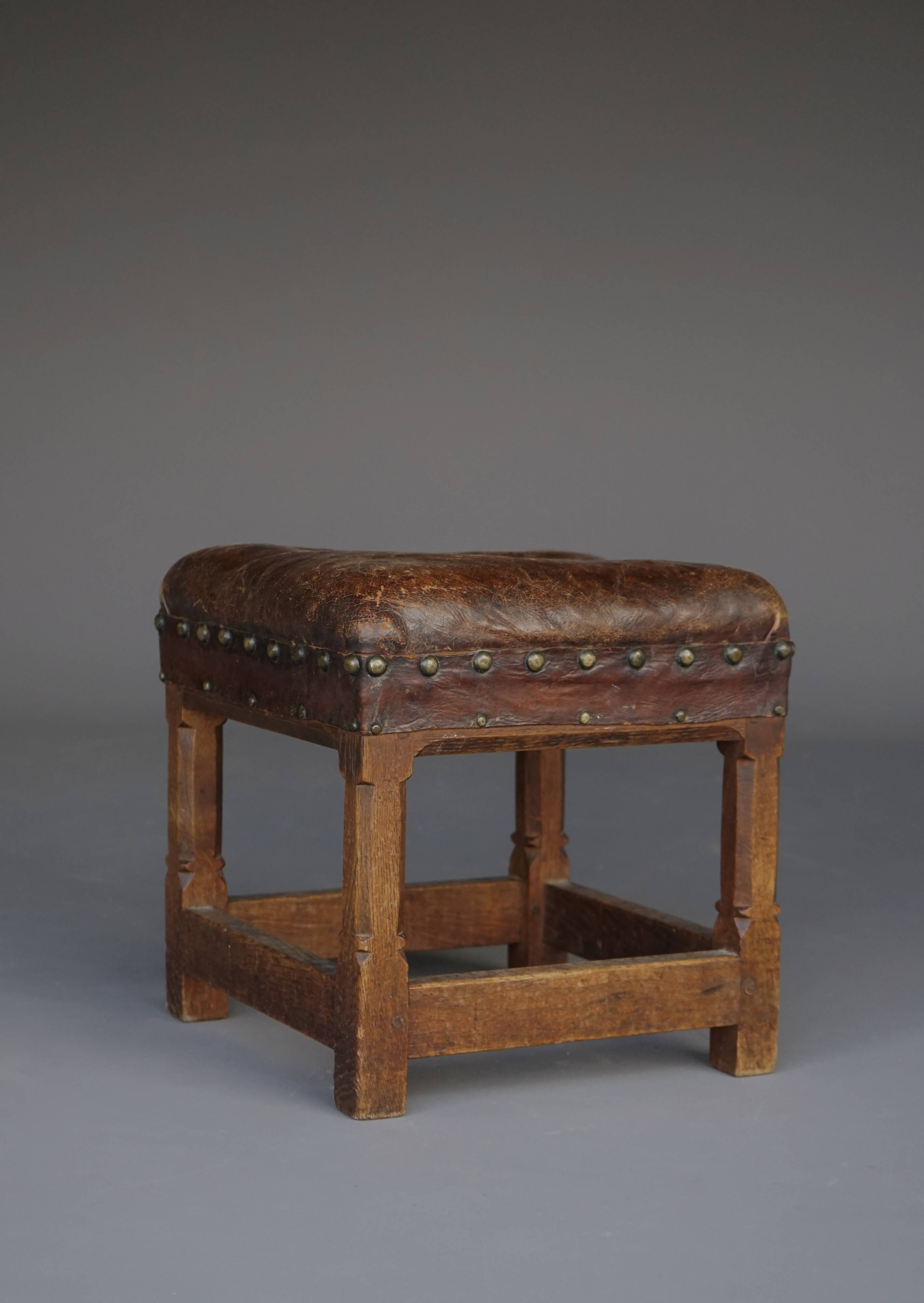 Petit tabouret en cuir par Gordon Russell pour Russell & Sons. Années 1920