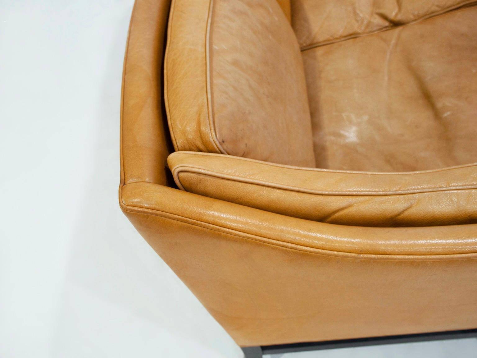 Two-seater caramel brown leather sofa The Moderns