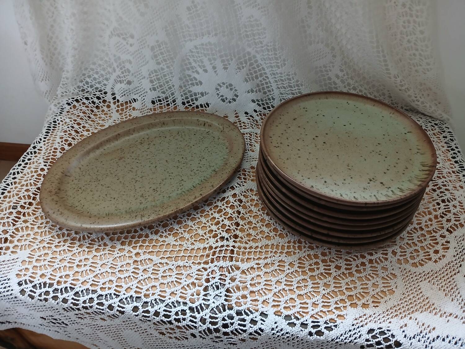 8 flat plates and 1 Vallauris dish