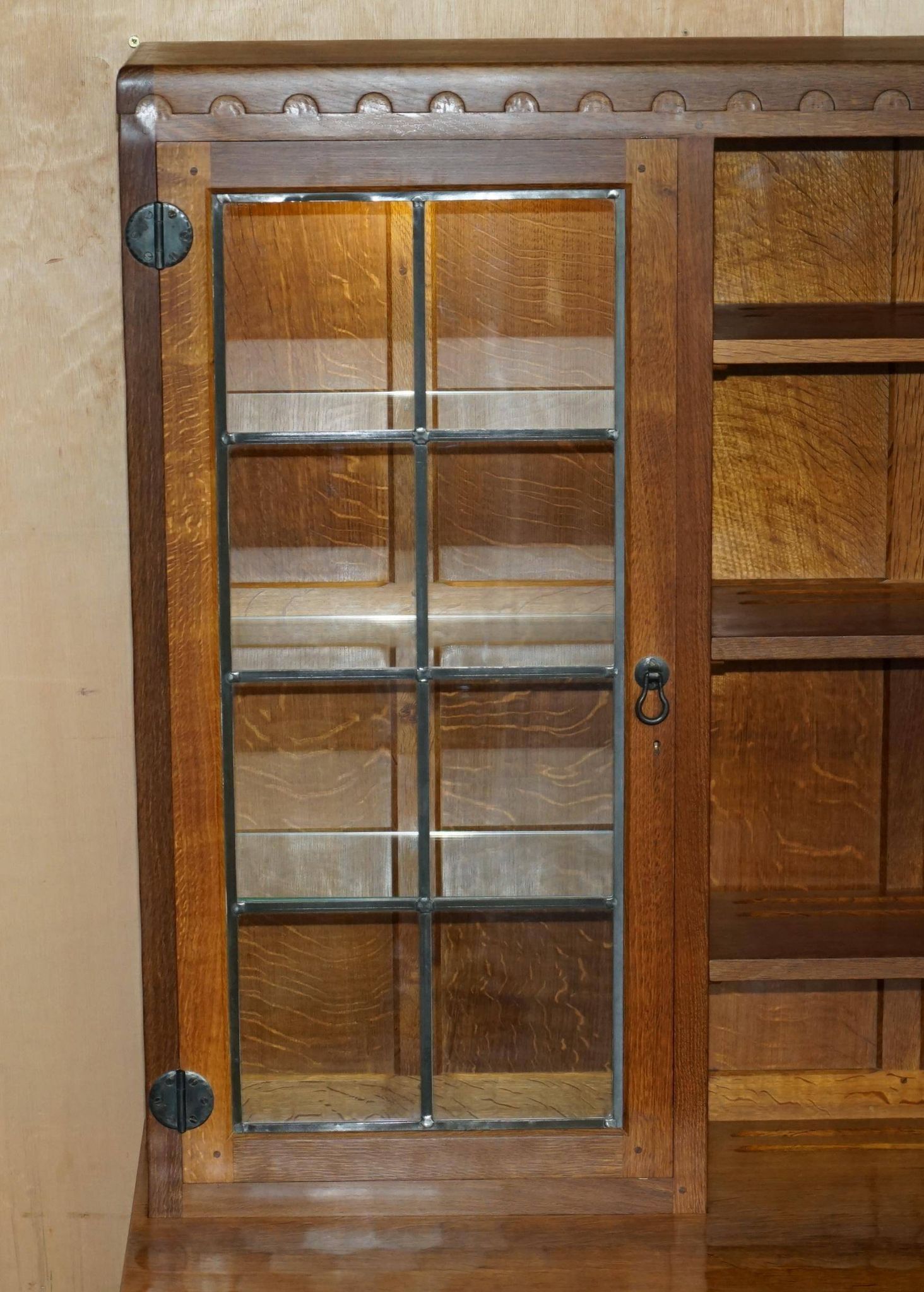 Buffet vitrine vintage Robert Mouseman Thompson en chêne avec étagères et éclairage