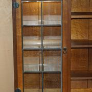 Buffet vitrine vintage Robert Mouseman Thompson en chêne avec étagères et éclairage