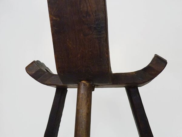 Chaise tripode brutaliste en bois brut. Chaise en bois massif. Années 60