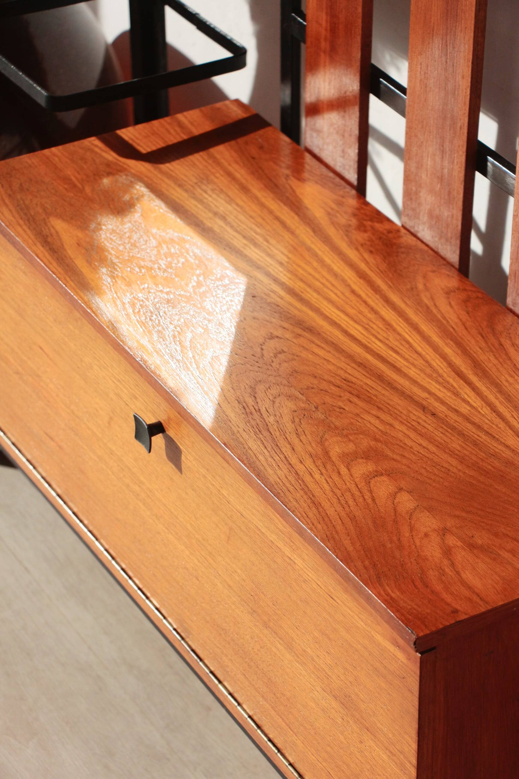 Vestiaire d’entrée vintage – Meuble à patères, miroir et rangements