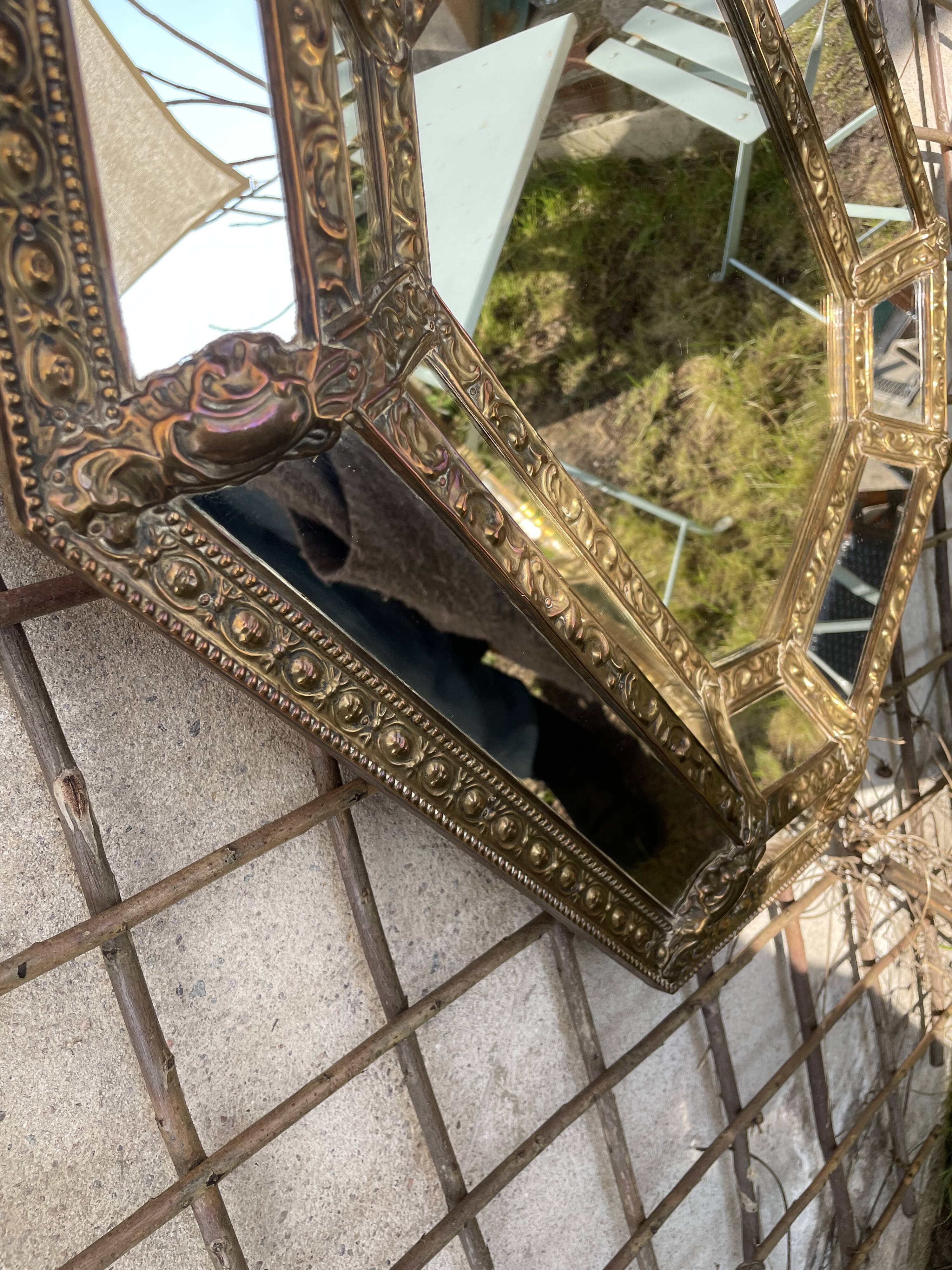 Mirror with parecloses