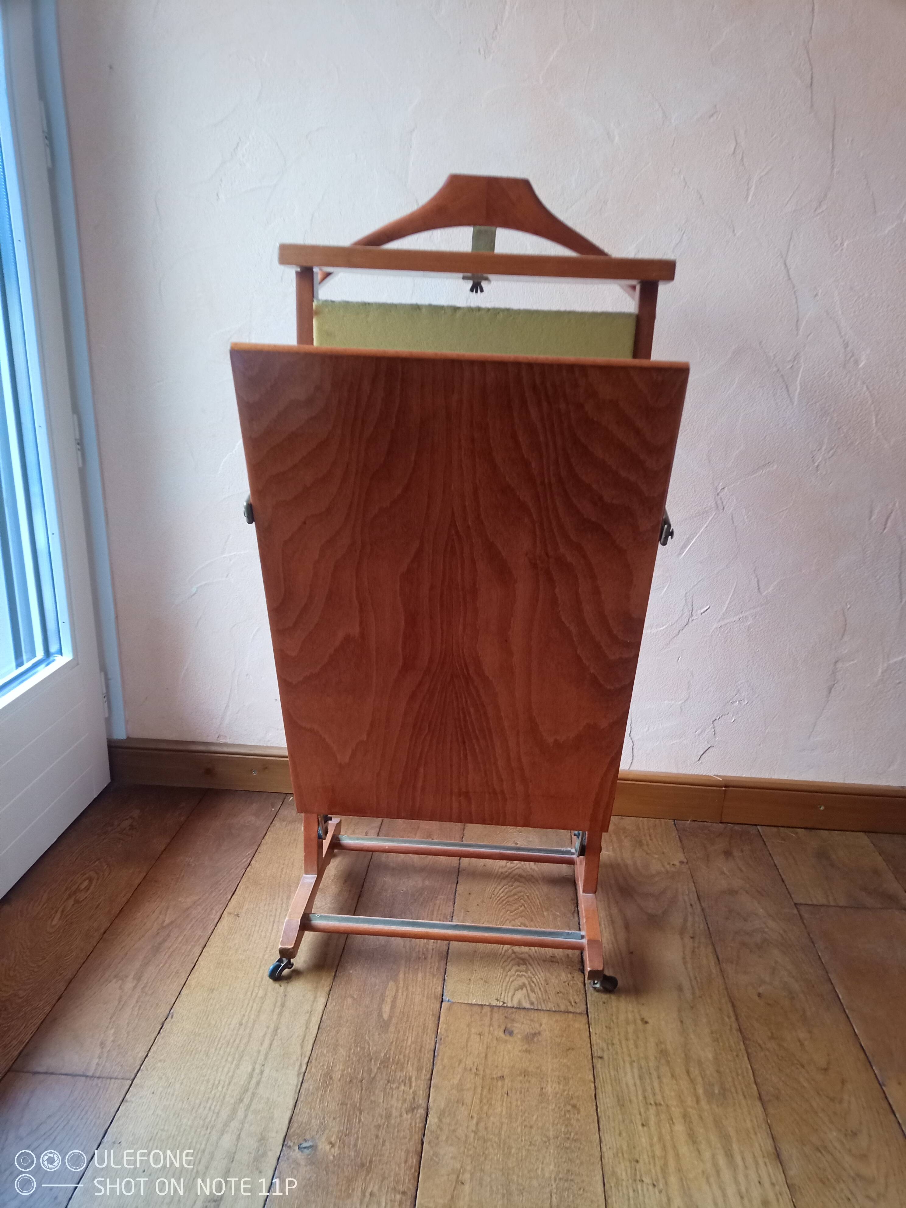 Valet. In varnished wood.