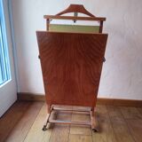 Valet. In varnished wood.